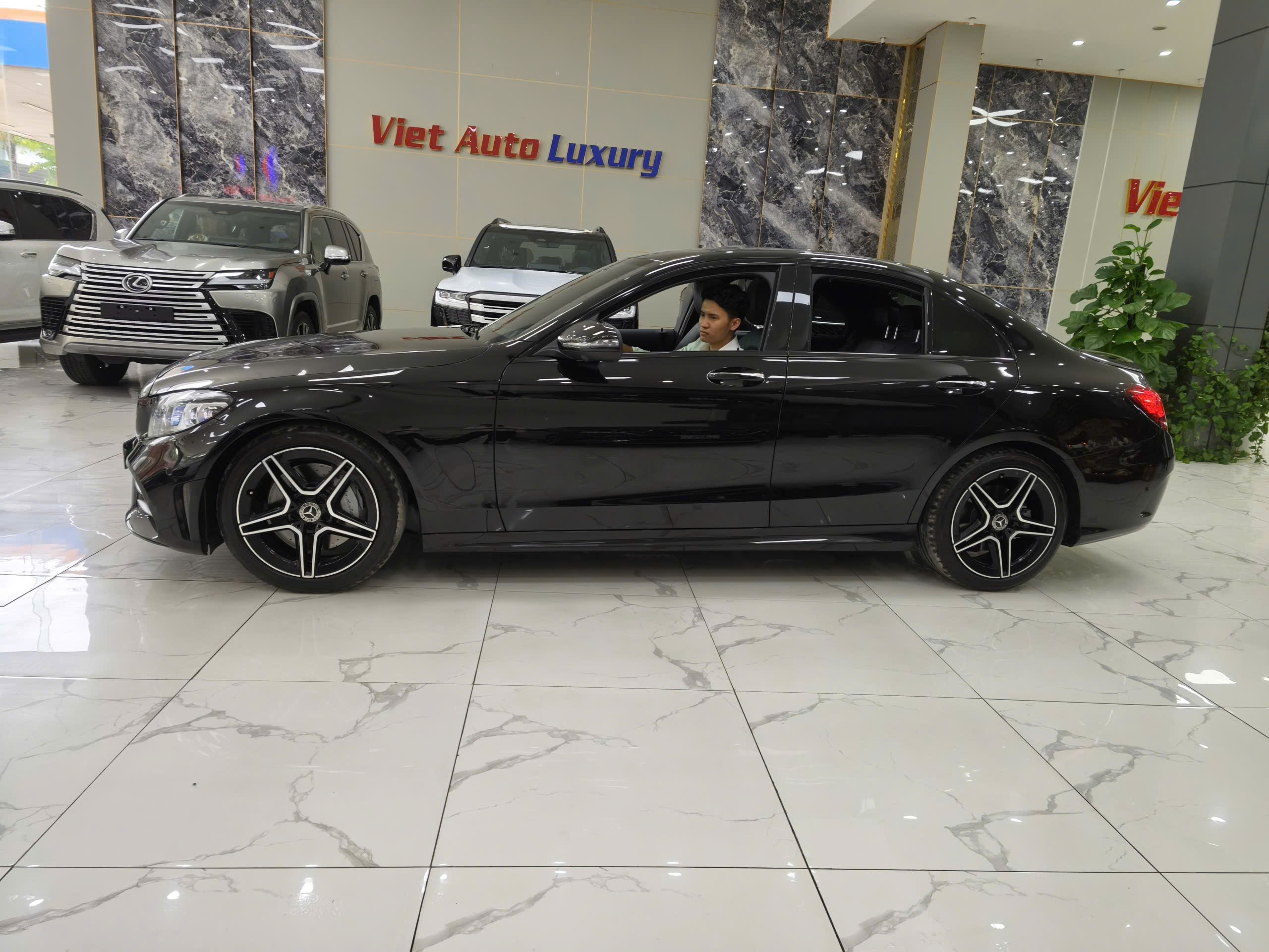 Cần bán Mercedes-Benz C class 300 AMG sản xuất năm 2019 giá 838tr