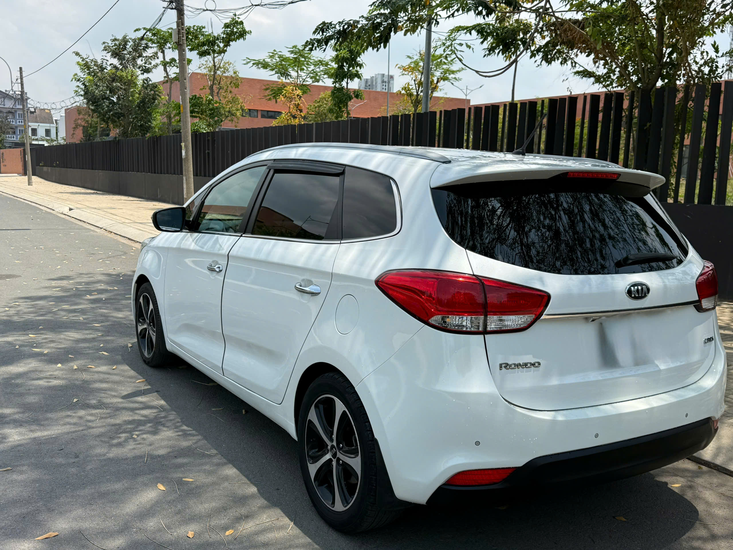Kia Rondo Máy Dầu Số Tự Động 2016 – 7 Chỗ Rộng Rãi