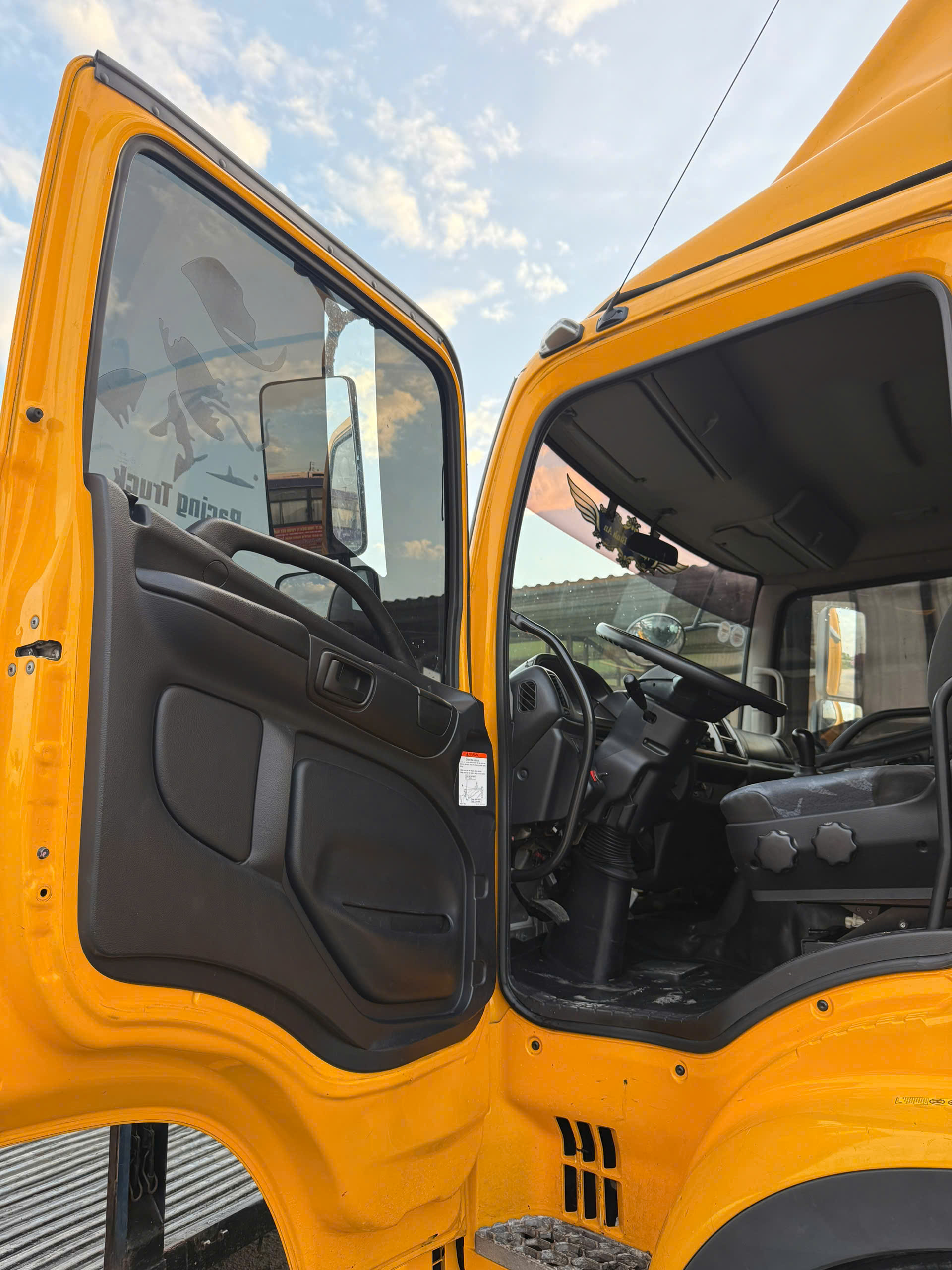 Cty Bán 3 Xe Hino FG 2018 dài 8m6 kín