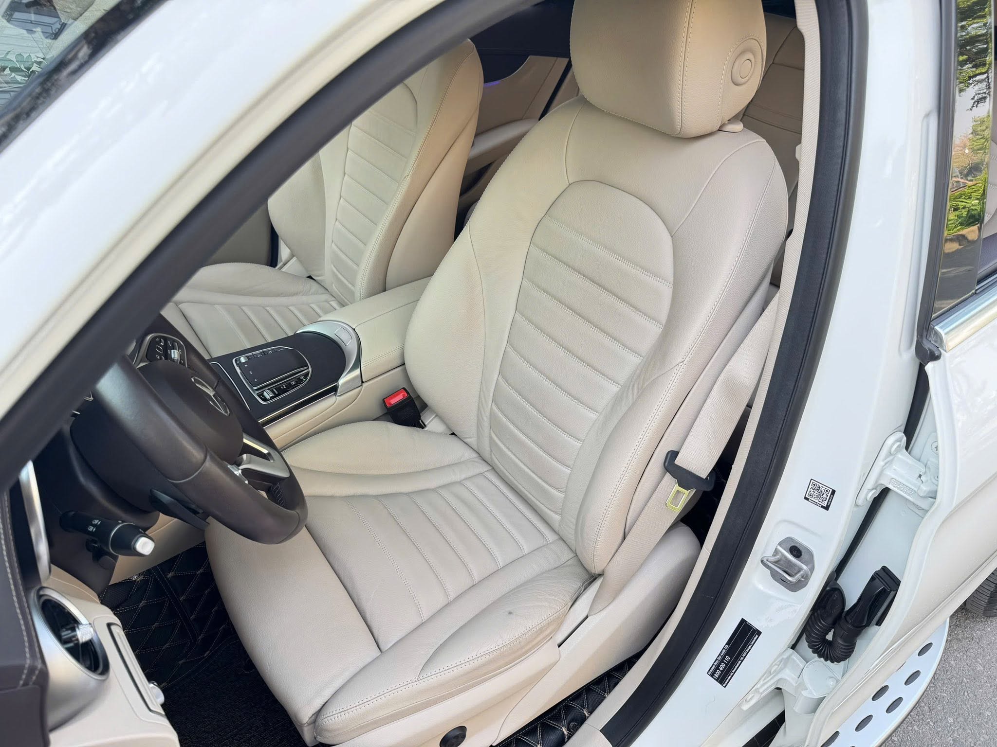Bán Mercedes-Benz GLC-Class 300 4Matic năm sản xuất 2022, màu trắng, giá tốt