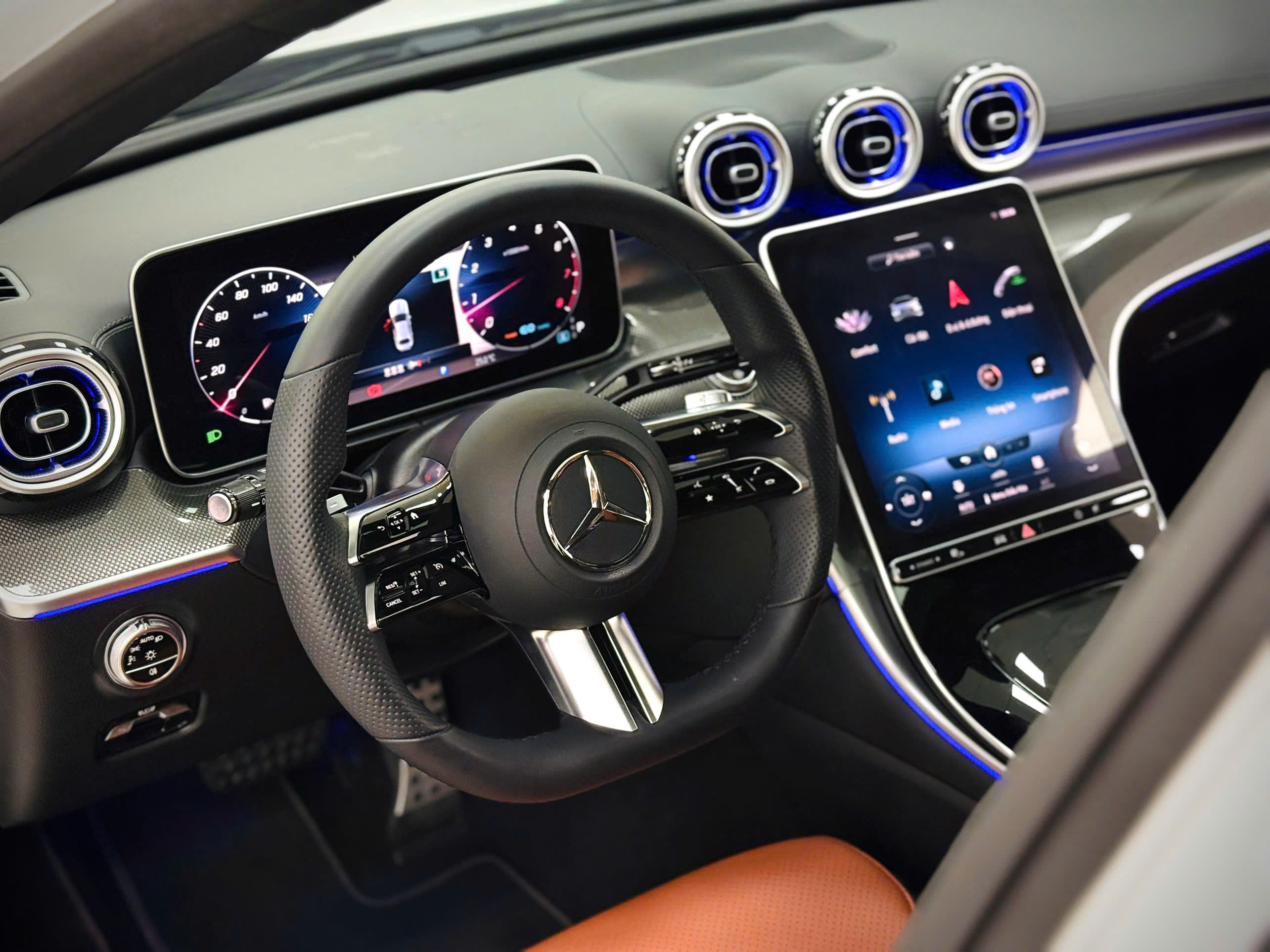 Cần bán Mercedes-Benz C class C300 AMG sản xuất 2022, màu trắng, nhập khẩu nguyên chiếc
