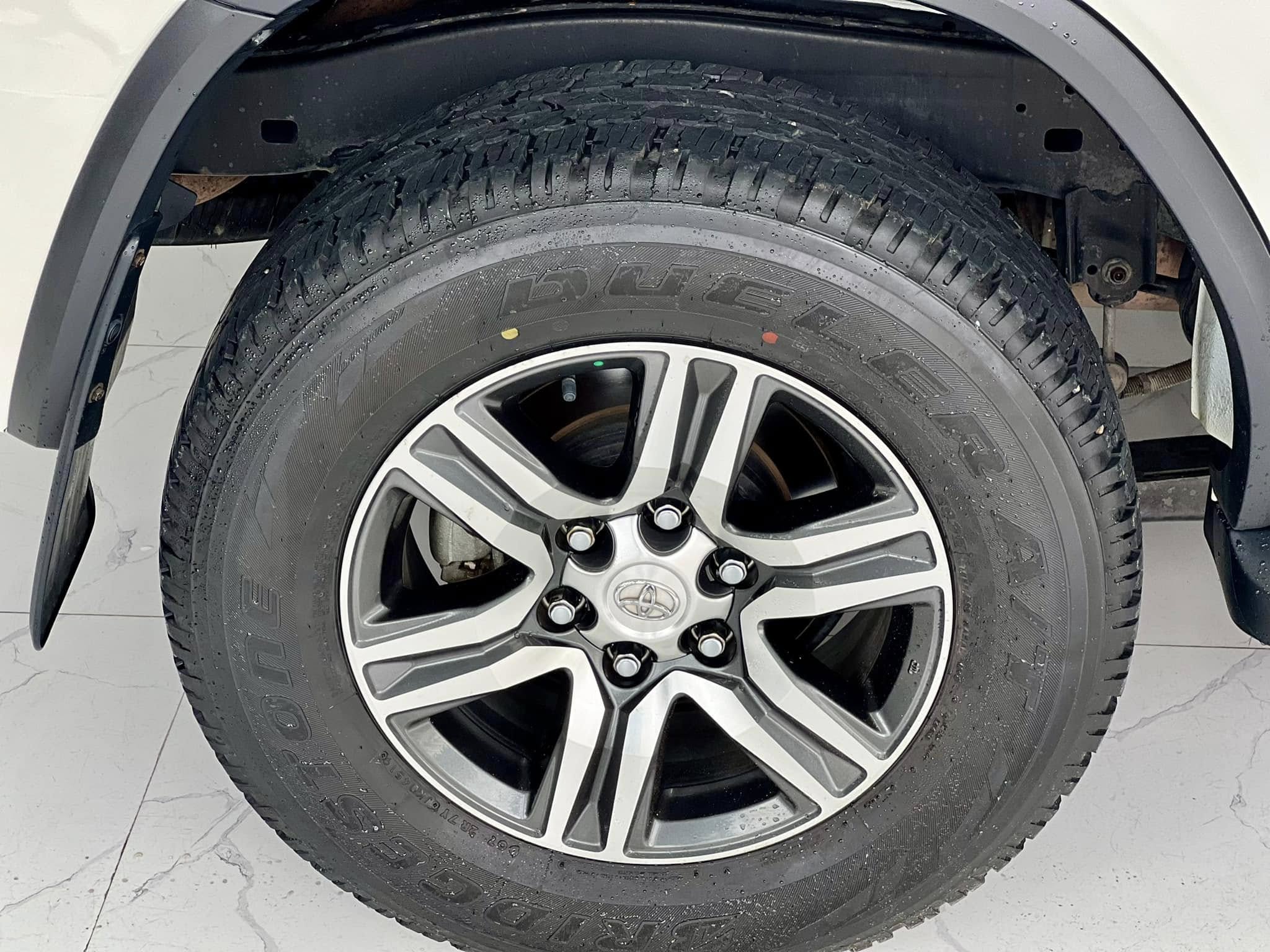 Cần bán Toyota Fortuner 2.7V 4x2 AT sản xuất 2020, màu trắng, nhập khẩu nguyên chiếc