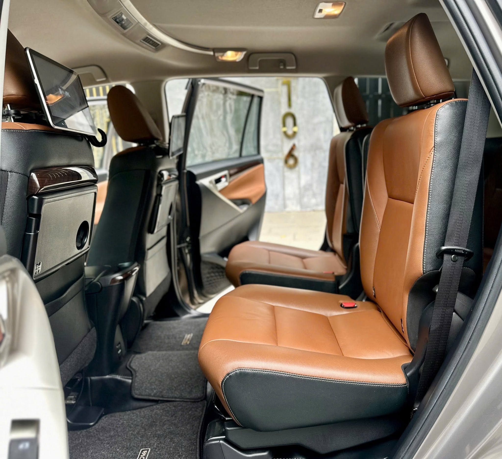 Cần bán Toyota Innova 2.0V năm 2019, màu đồng