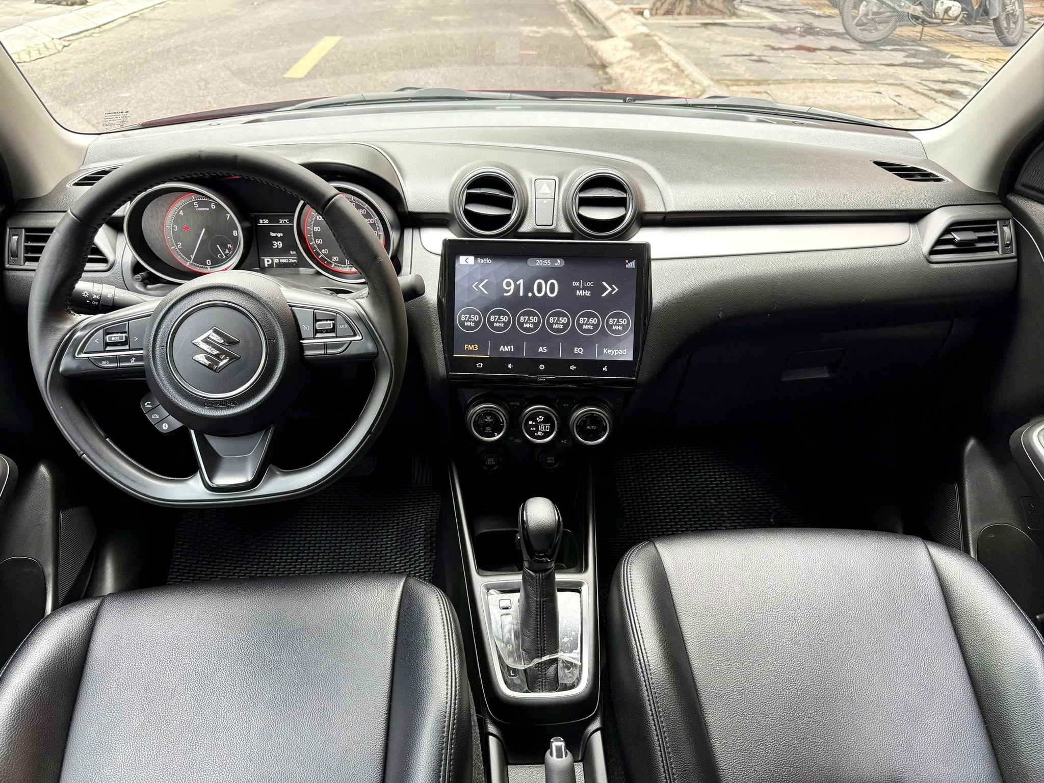 Cần bán Suzuki Swift GLX 1.2 AT sản xuất 2023, màu đỏ, xe nhập giá cạnh tranh