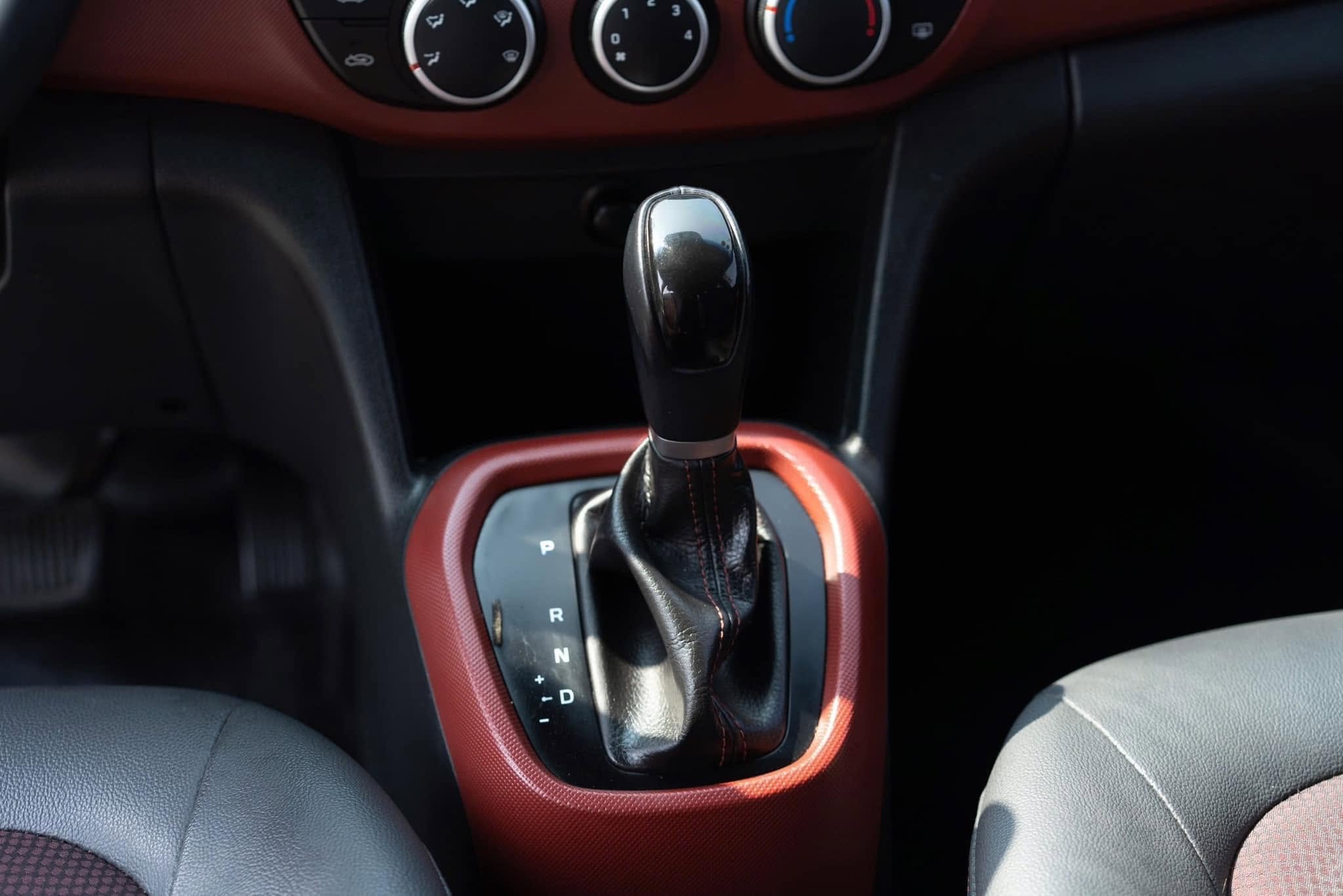 Bán ô tô Hyundai Grand i10 1.2 AT sản xuất năm 2020, màu trắng