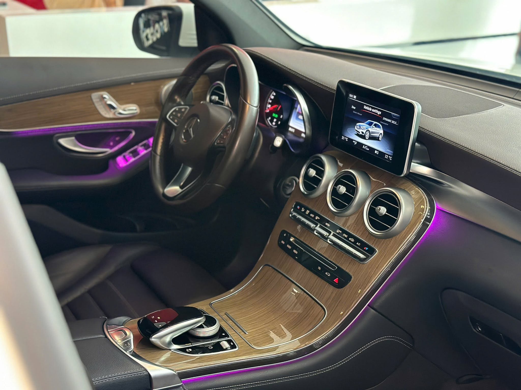 Bán Mercedes-Benz GLC-Class 250 4Matic năm sản xuất 2018, màu trắng