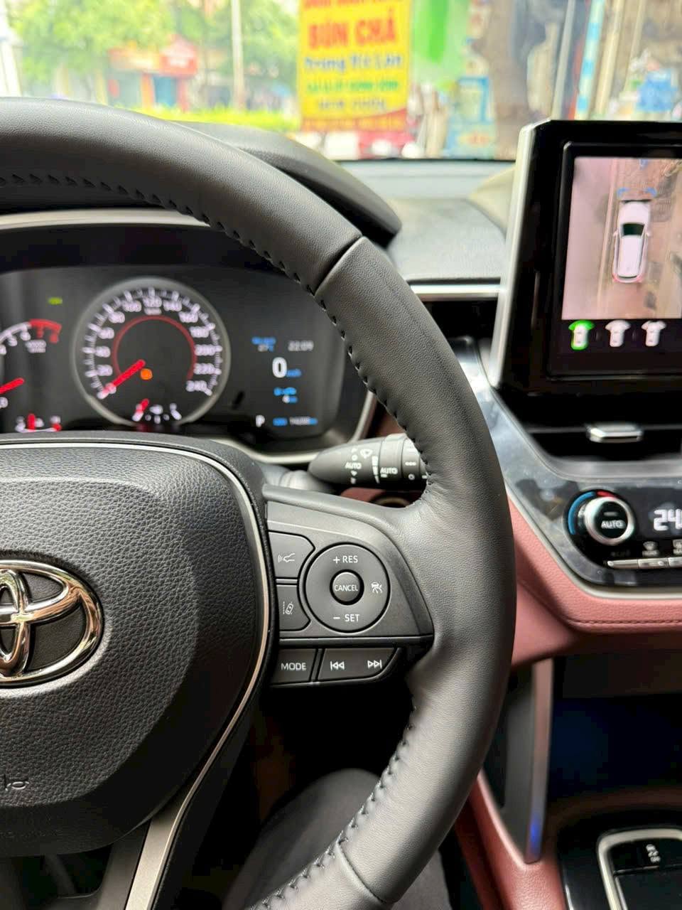Bán xe Toyota Corolla Cross 1.8V sản xuất năm 2024, màu trắng, nhập khẩu nguyên chiếc