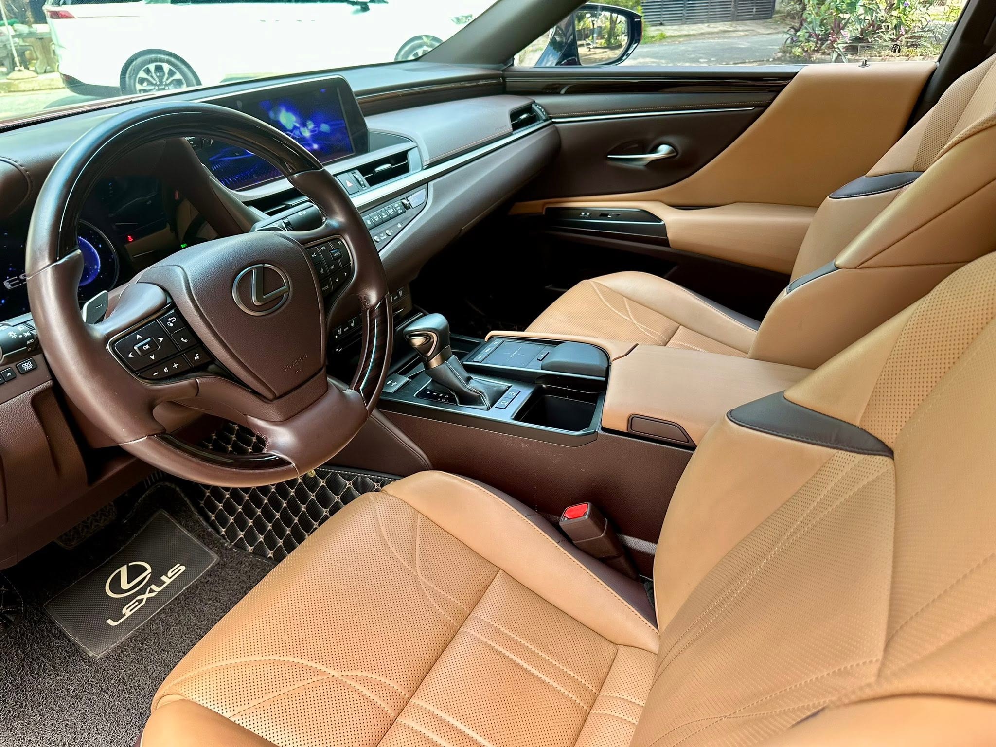 Cần bán Lexus ES 250 năm sản xuất 2022, màu đỏ, nhập khẩu, giá 1.899tỉ