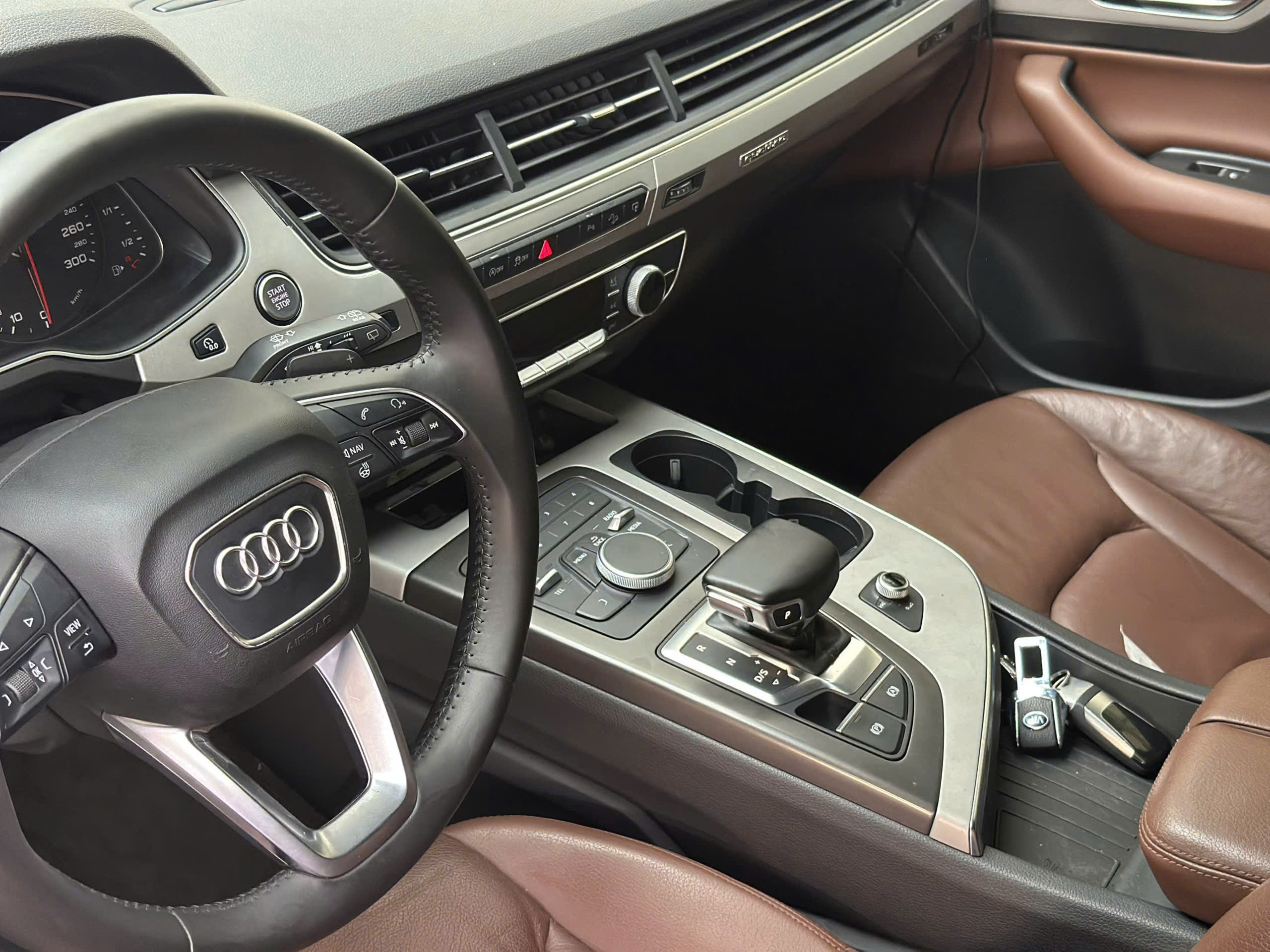 Cần bán xe Audi Q7 2.0 AT sản xuất 2017, màu xám, xe nhập