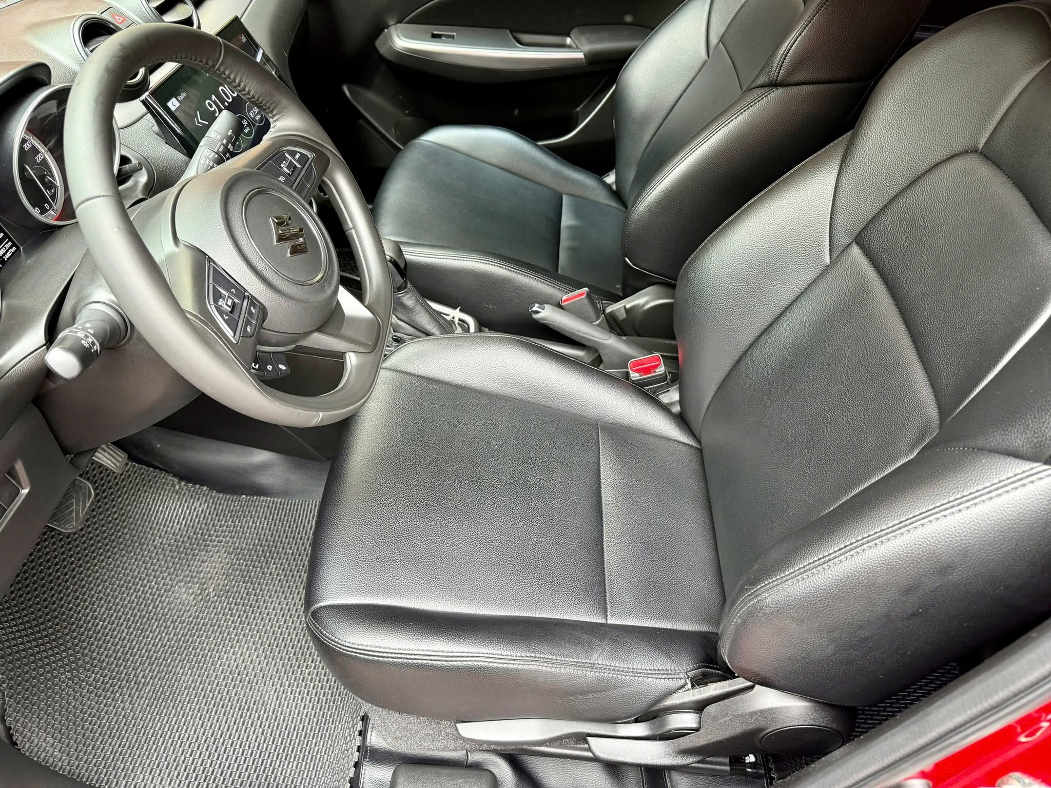 Cần bán Suzuki Swift GLX 1.2 AT sản xuất 2023, màu đỏ, xe nhập giá cạnh tranh