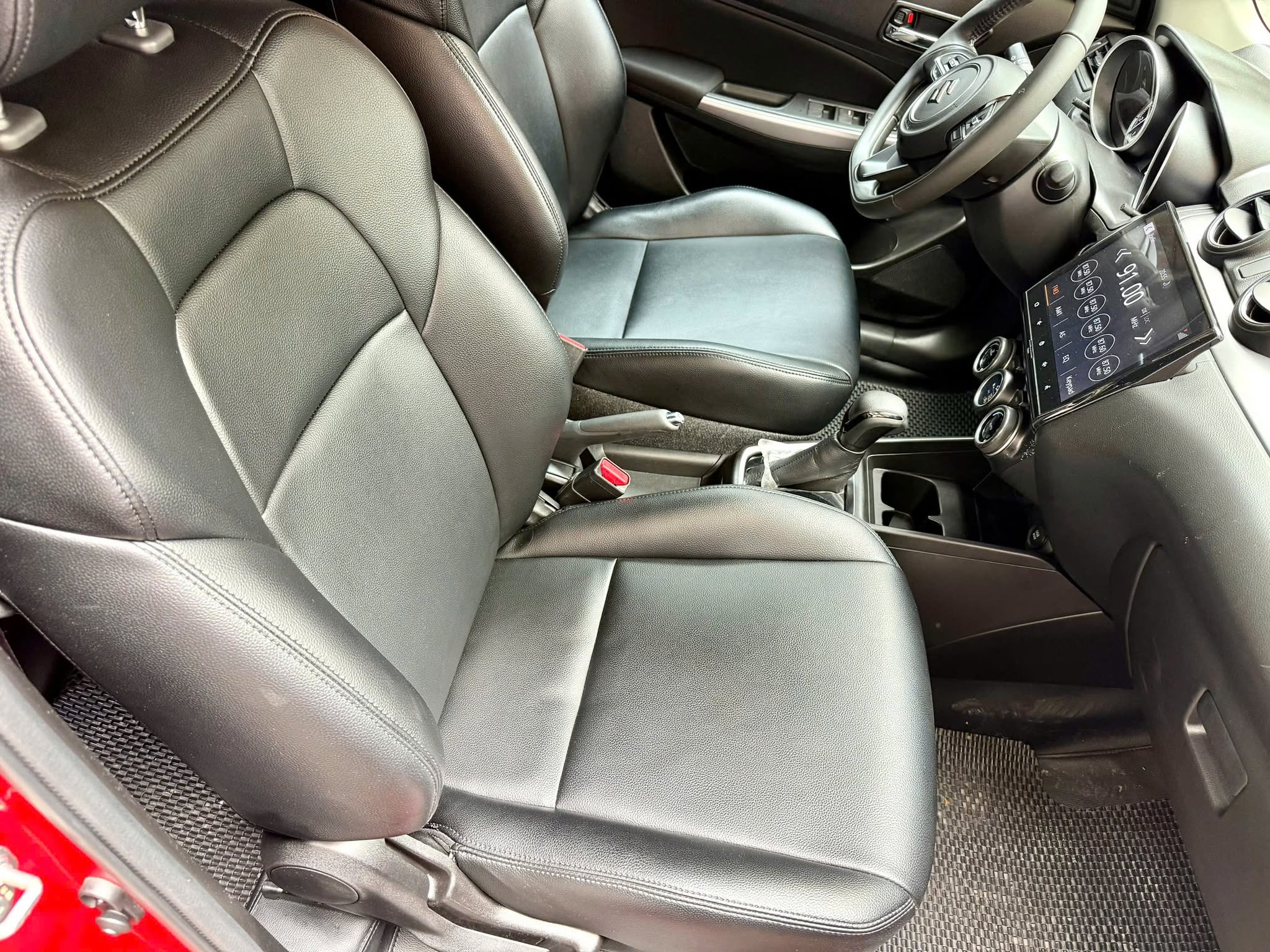 Cần bán Suzuki Swift GLX 1.2 AT sản xuất 2023, màu đỏ, xe nhập giá cạnh tranh