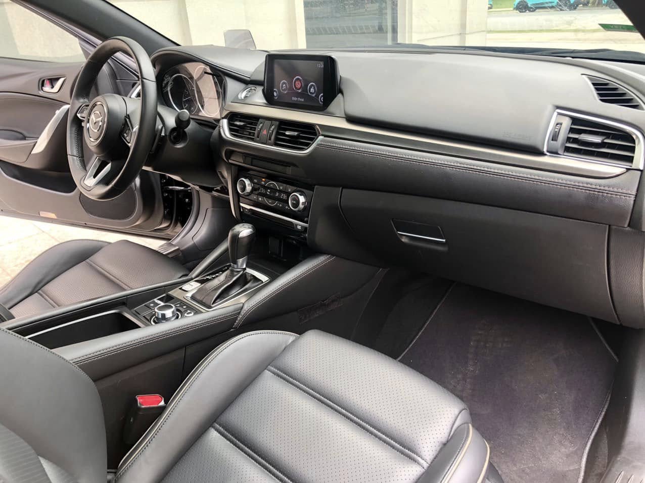 Cần bán Mazda Mazda 6 Premium 2.5 AT năm sản xuất 2019, màu đen