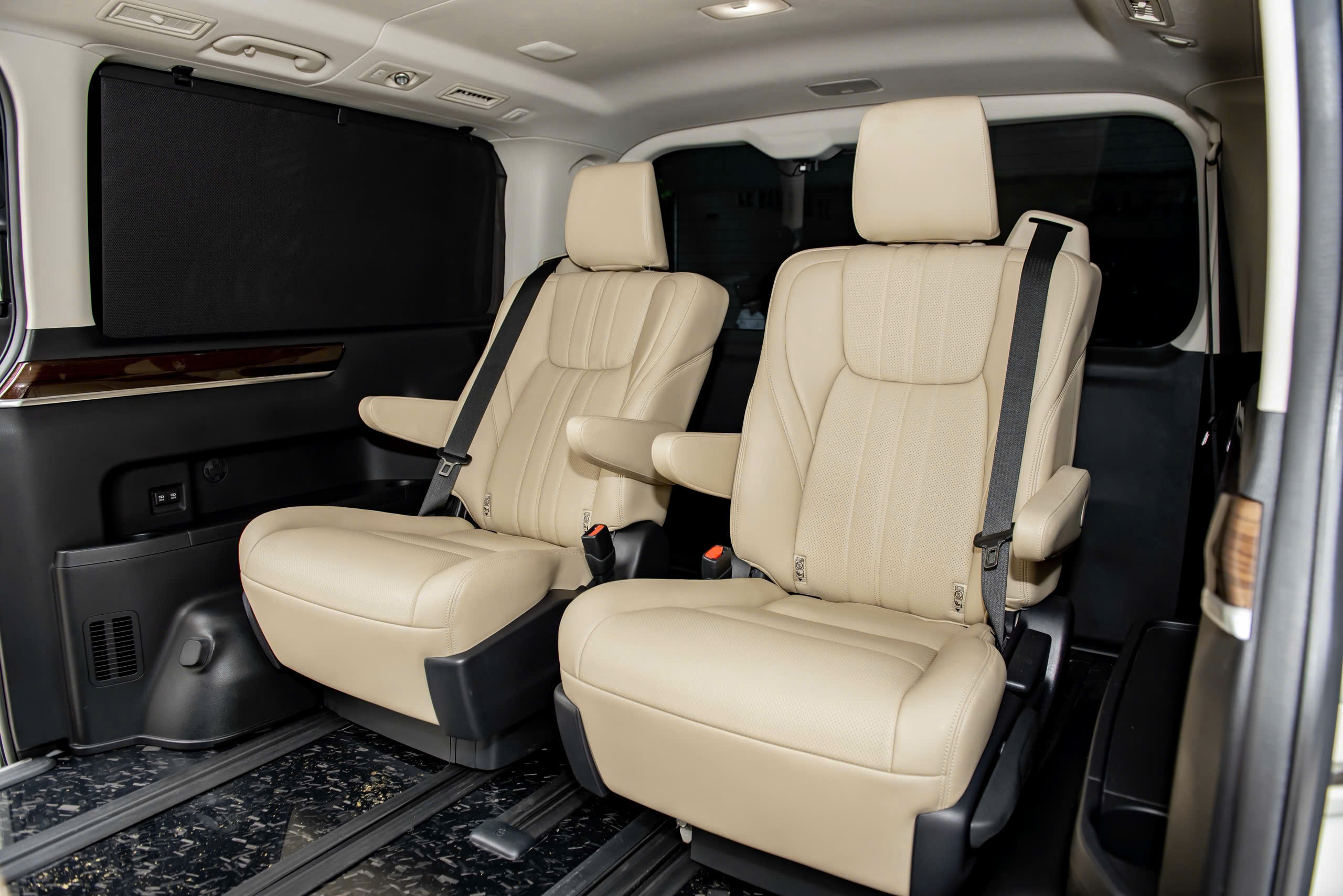 Cần bán xe Toyota Granvia Premium sản xuất 2020, màu trắng, nhập khẩu nguyên chiếc