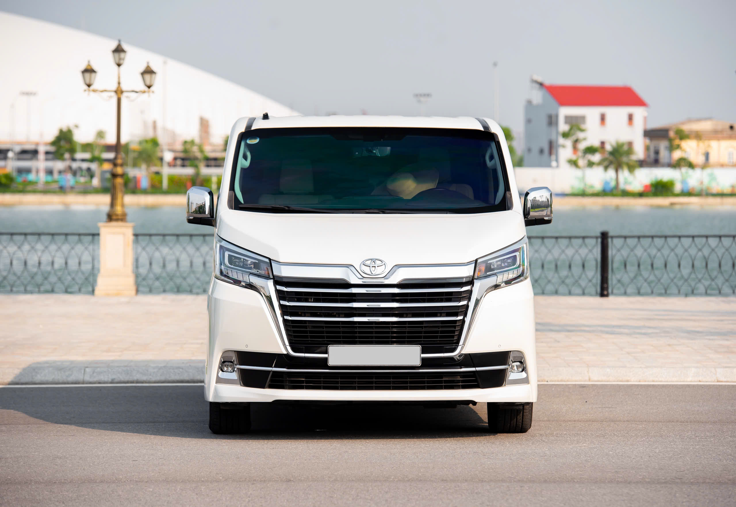 Cần bán xe Toyota Granvia Premium sản xuất 2020, màu trắng, nhập khẩu nguyên chiếc
