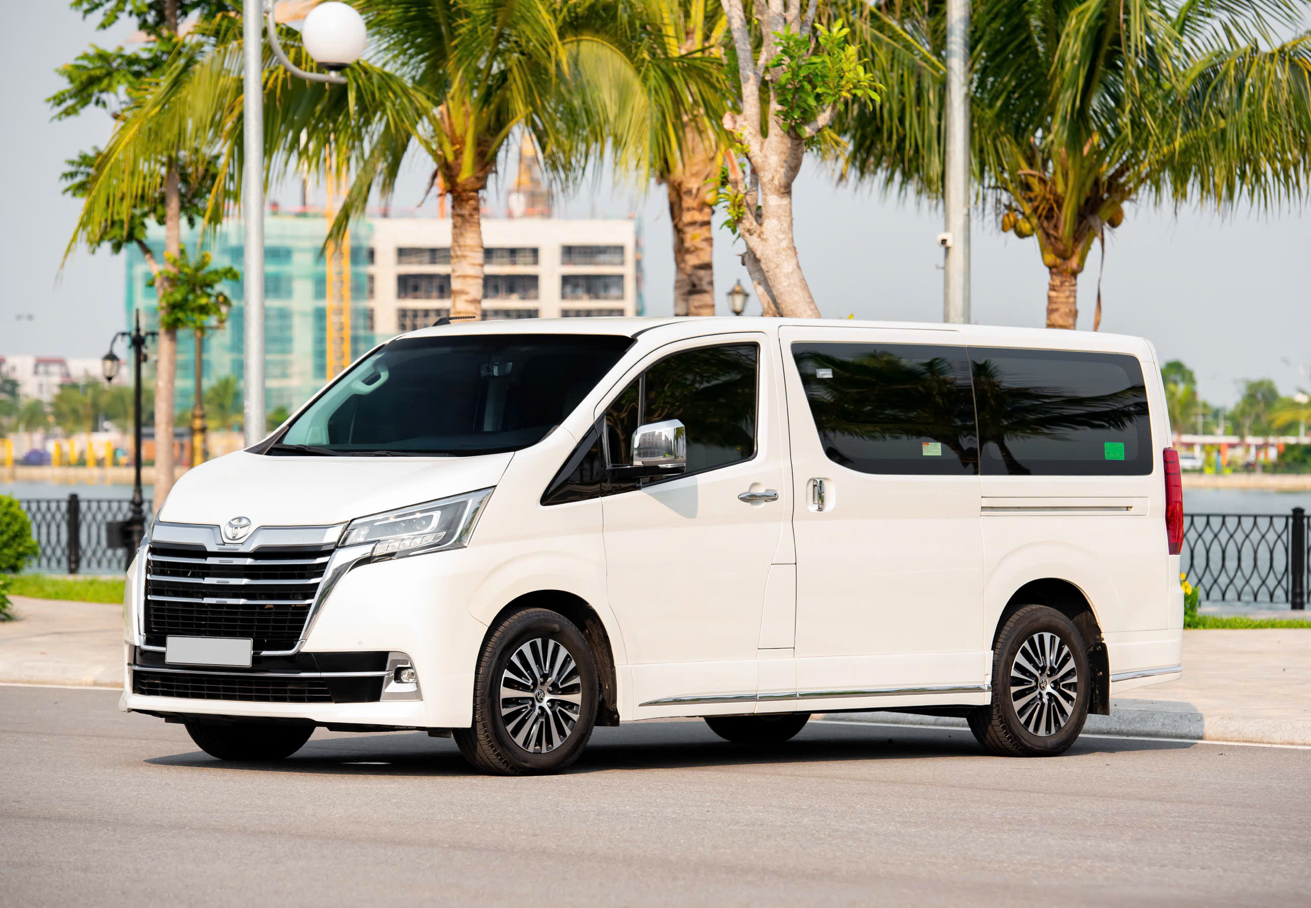 Cần bán xe Toyota Granvia Premium sản xuất 2020, màu trắng, nhập khẩu nguyên chiếc