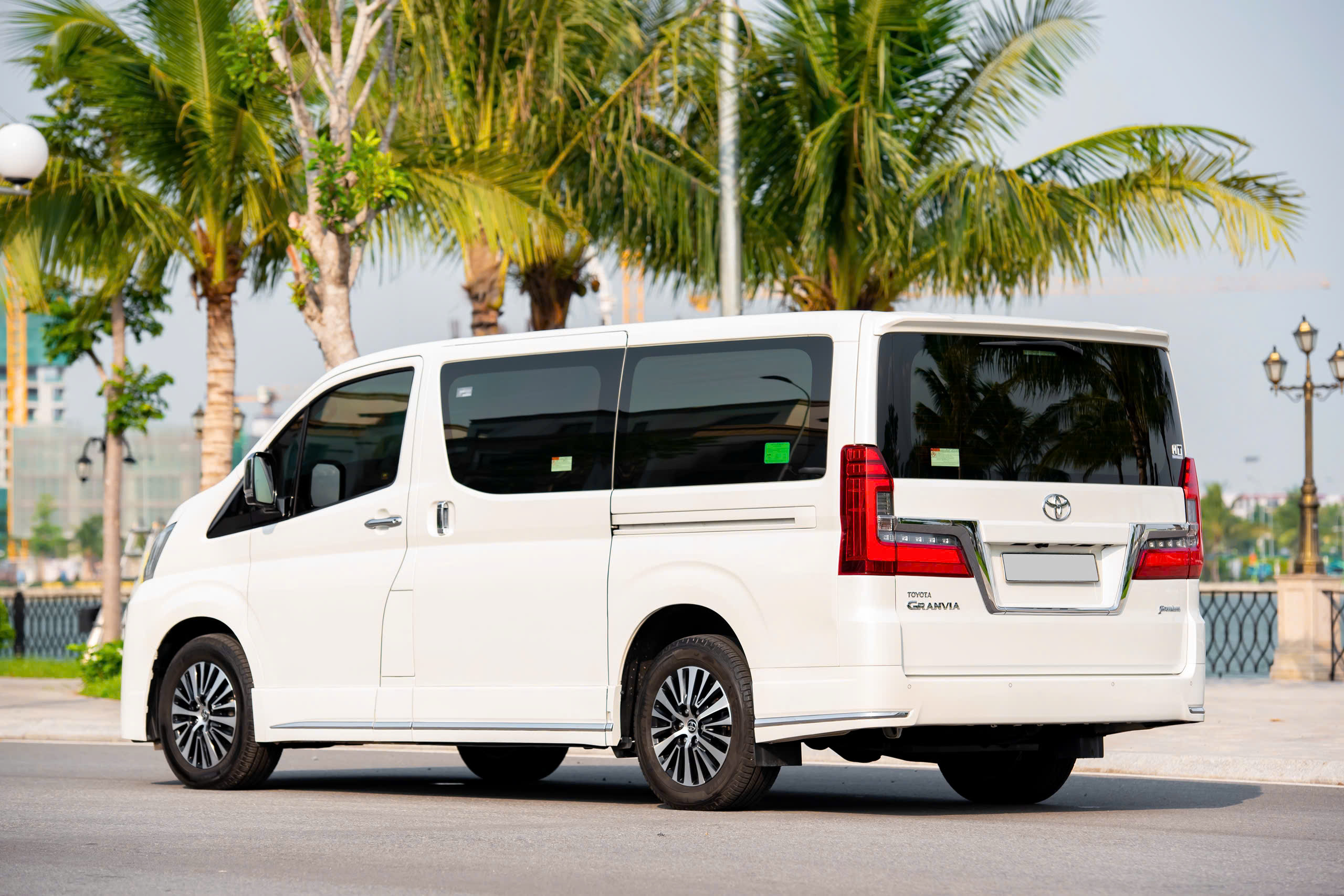 Cần bán xe Toyota Granvia Premium sản xuất 2020, màu trắng, nhập khẩu nguyên chiếc
