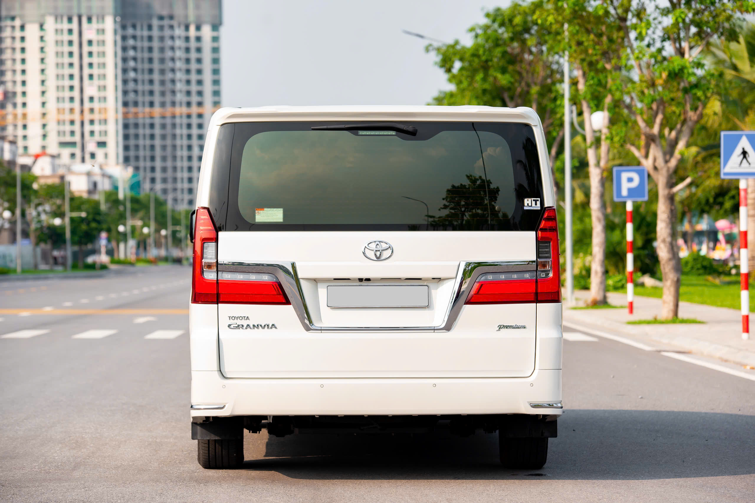 Cần bán xe Toyota Granvia Premium sản xuất 2020, màu trắng, nhập khẩu nguyên chiếc