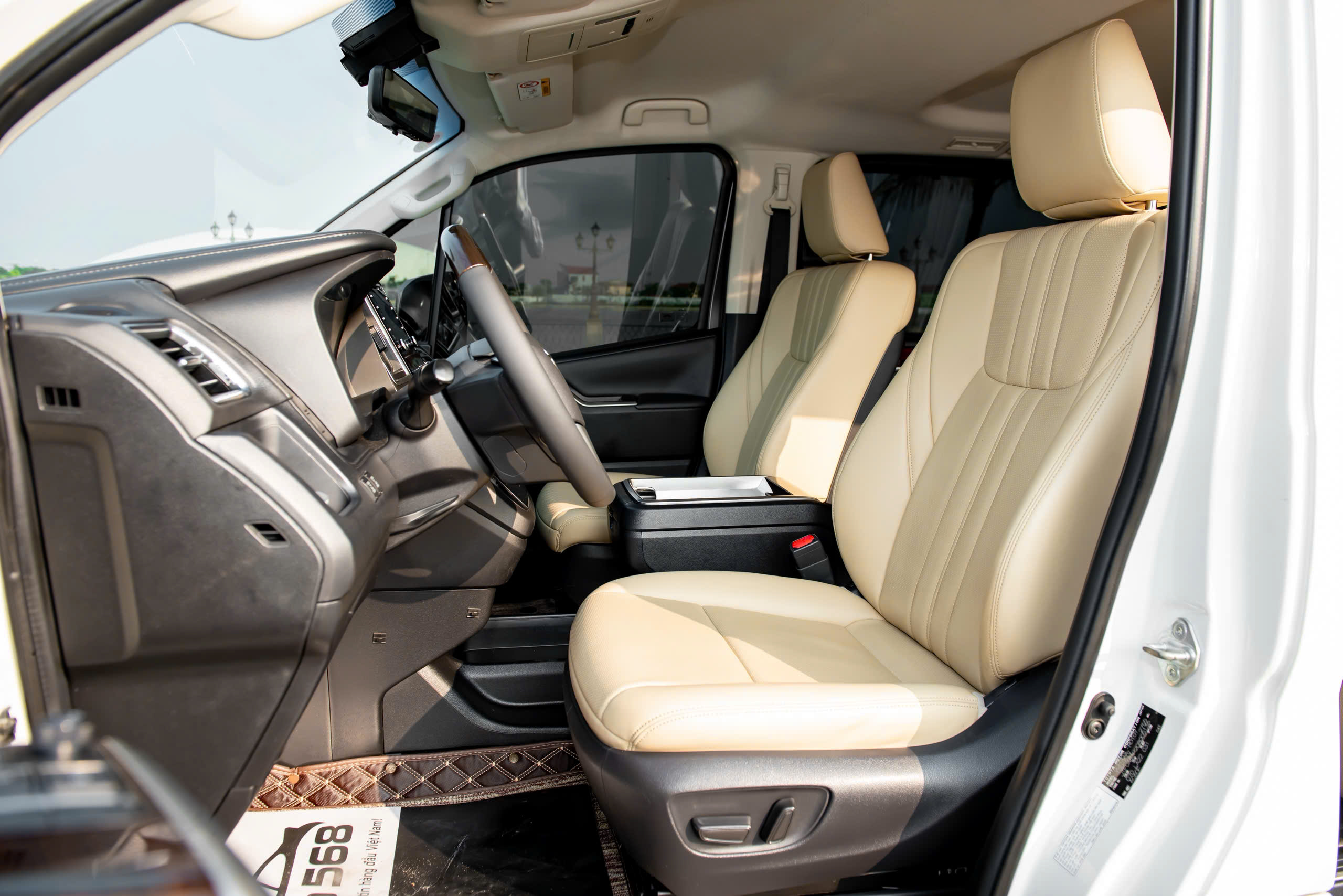 Cần bán xe Toyota Granvia Premium sản xuất 2020, màu trắng, nhập khẩu nguyên chiếc