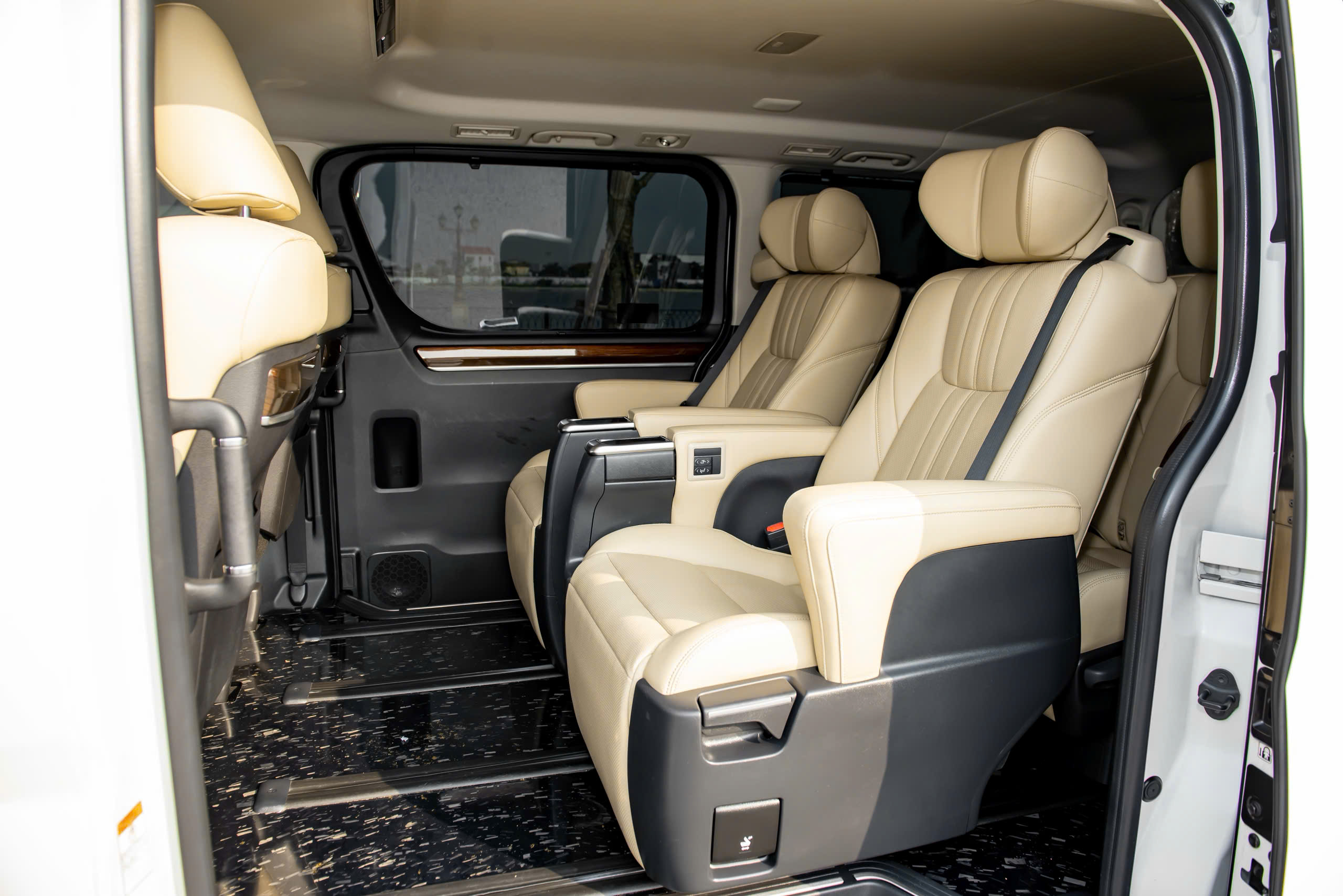Cần bán xe Toyota Granvia Premium sản xuất 2020, màu trắng, nhập khẩu nguyên chiếc
