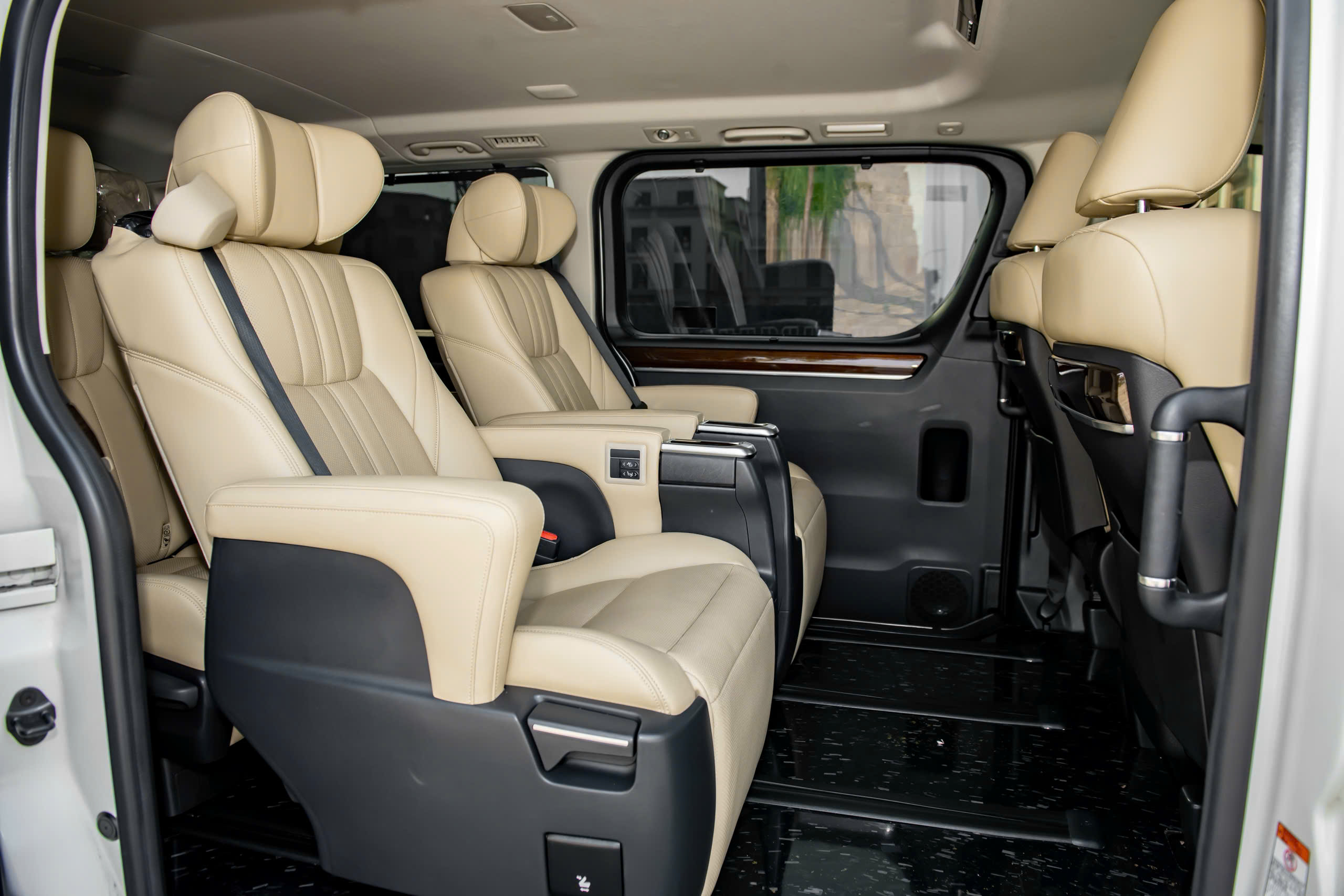 Cần bán xe Toyota Granvia Premium sản xuất 2020, màu trắng, nhập khẩu nguyên chiếc