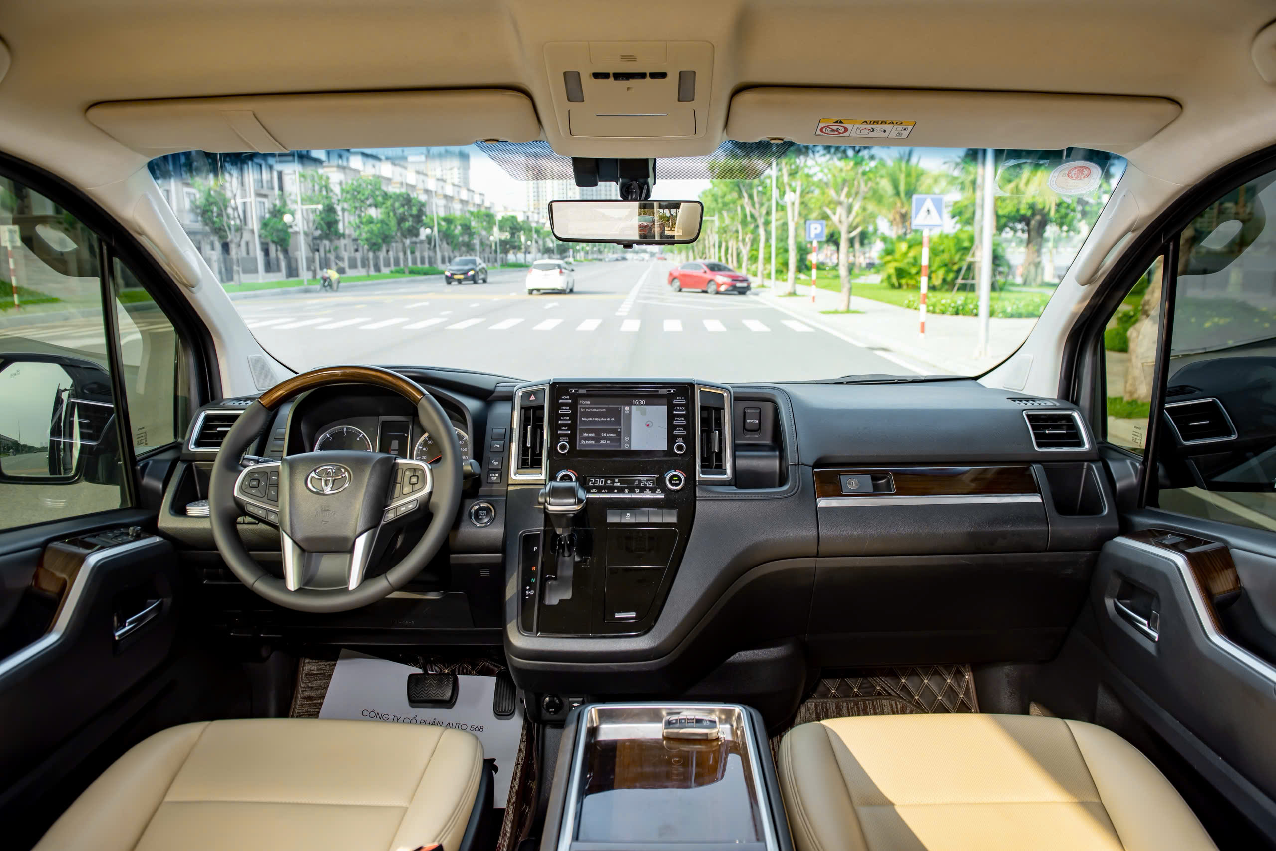 Cần bán xe Toyota Granvia Premium sản xuất 2020, màu trắng, nhập khẩu nguyên chiếc