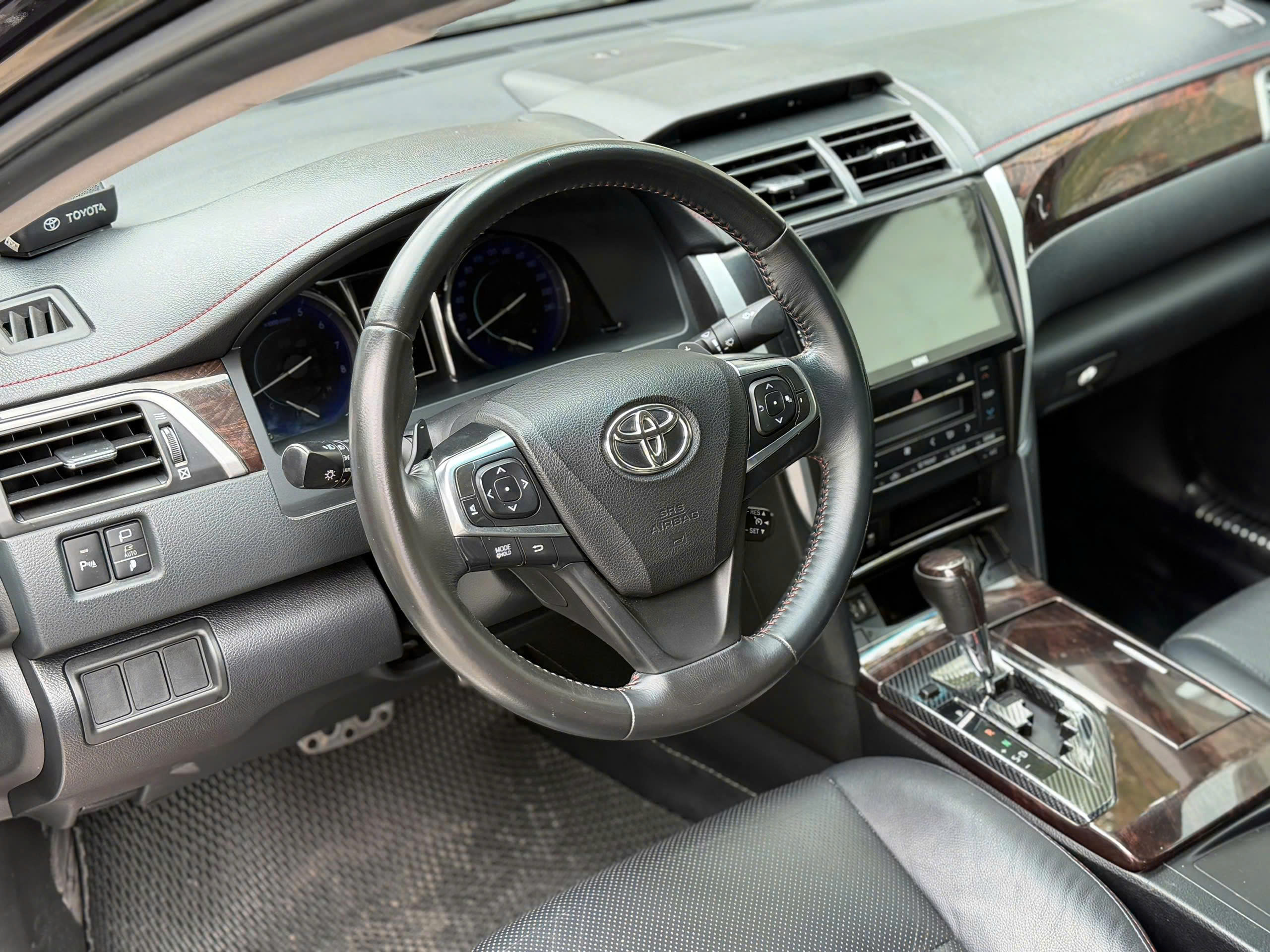 Bán xe Toyota Camry 2.5Q năm sản xuất 2017, màu đen