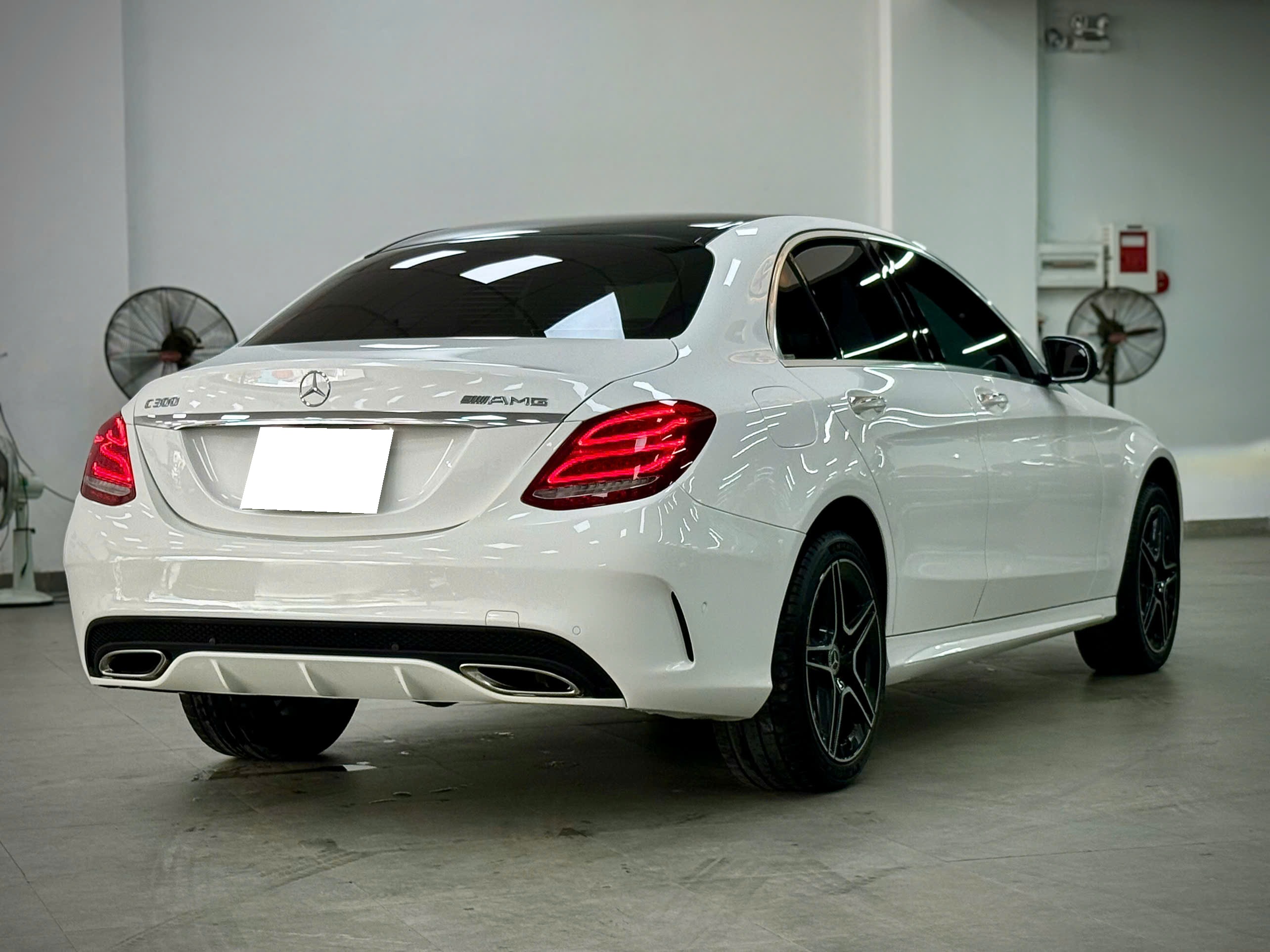 Bán ô tô Mercedes-Benz C class C300 AMG năm 2018, màu trắng, 759 triệu