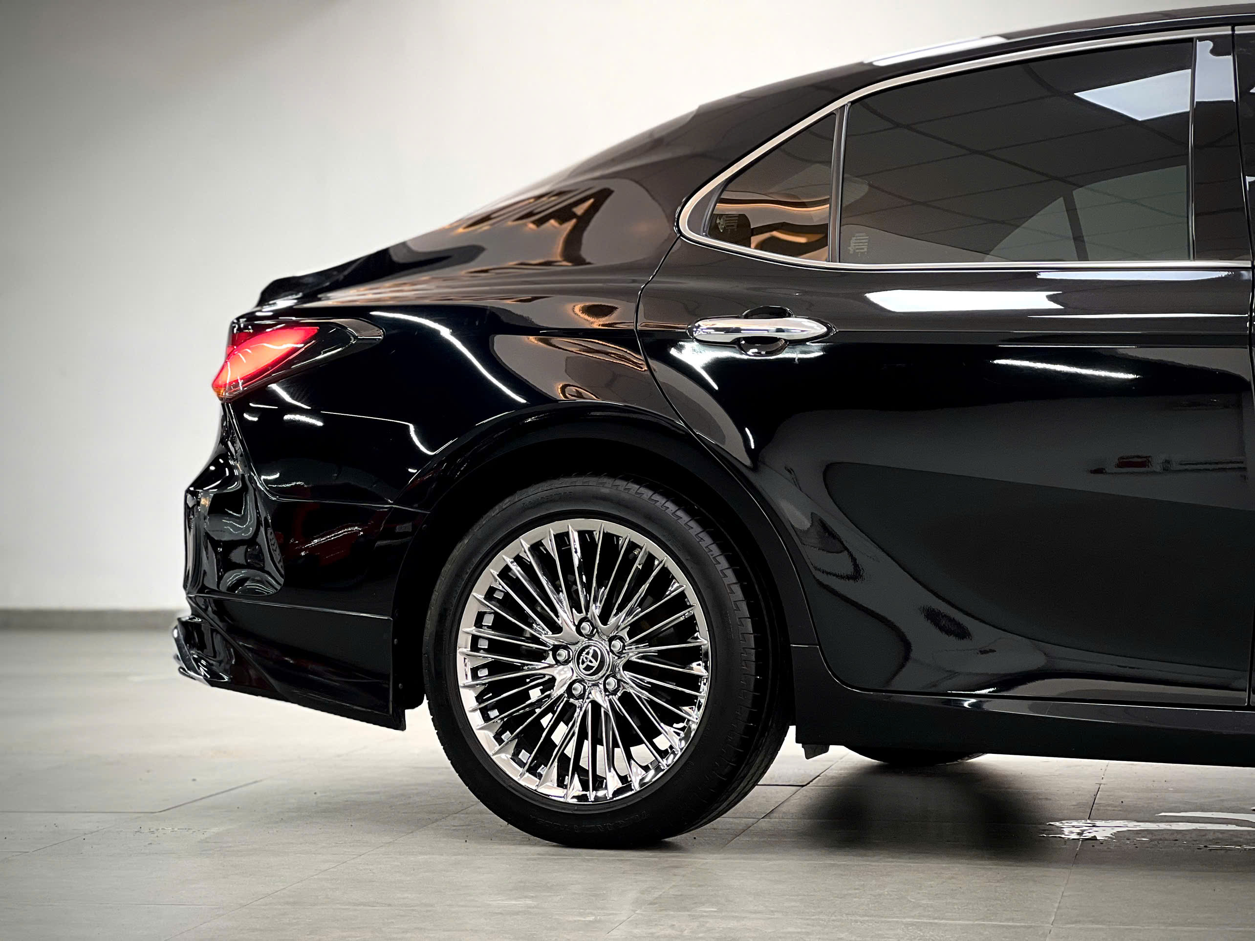 Cần bán xe Toyota Camry 2.5Q sản xuất 2021, màu đen, nhập khẩu nguyên chiếc, giá tốt