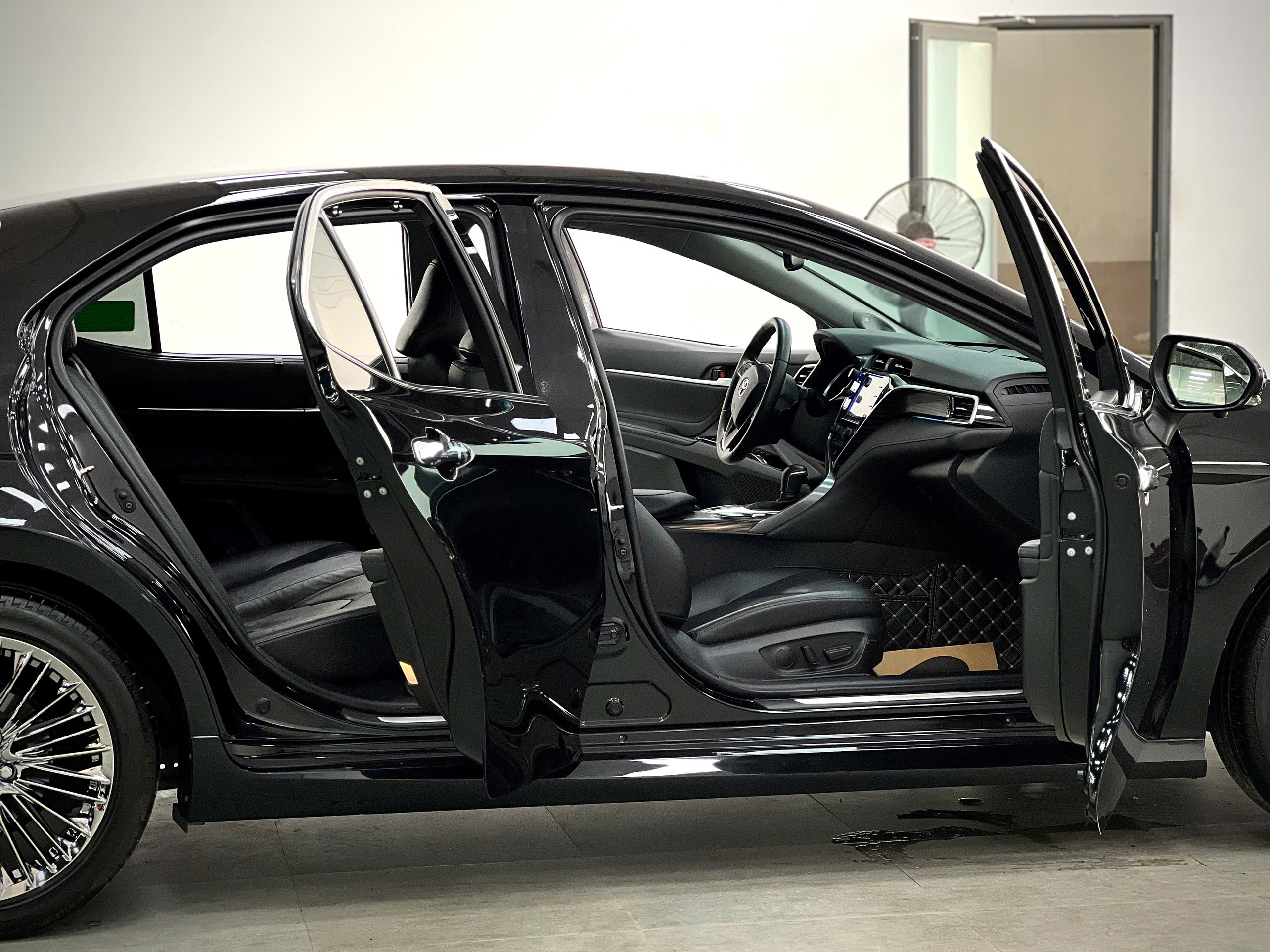 Cần bán xe Toyota Camry 2.5Q sản xuất 2021, màu đen, nhập khẩu nguyên chiếc, giá tốt