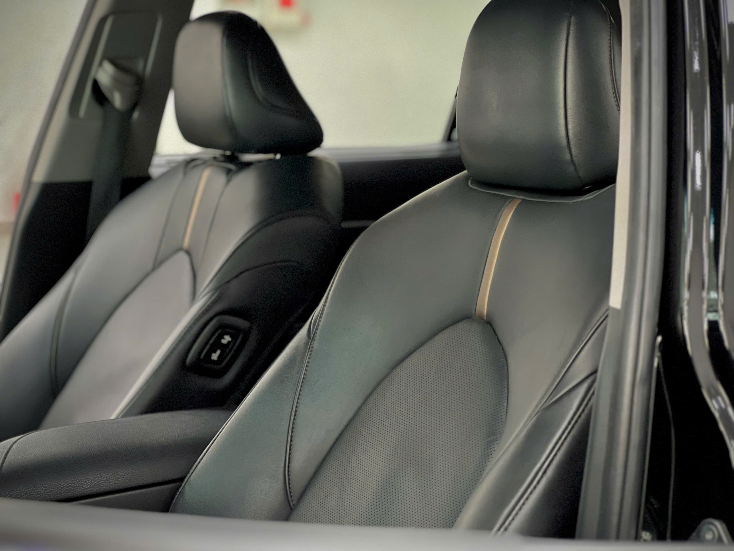 Cần bán xe Toyota Camry 2.5Q sản xuất 2021, màu đen, nhập khẩu nguyên chiếc, giá tốt