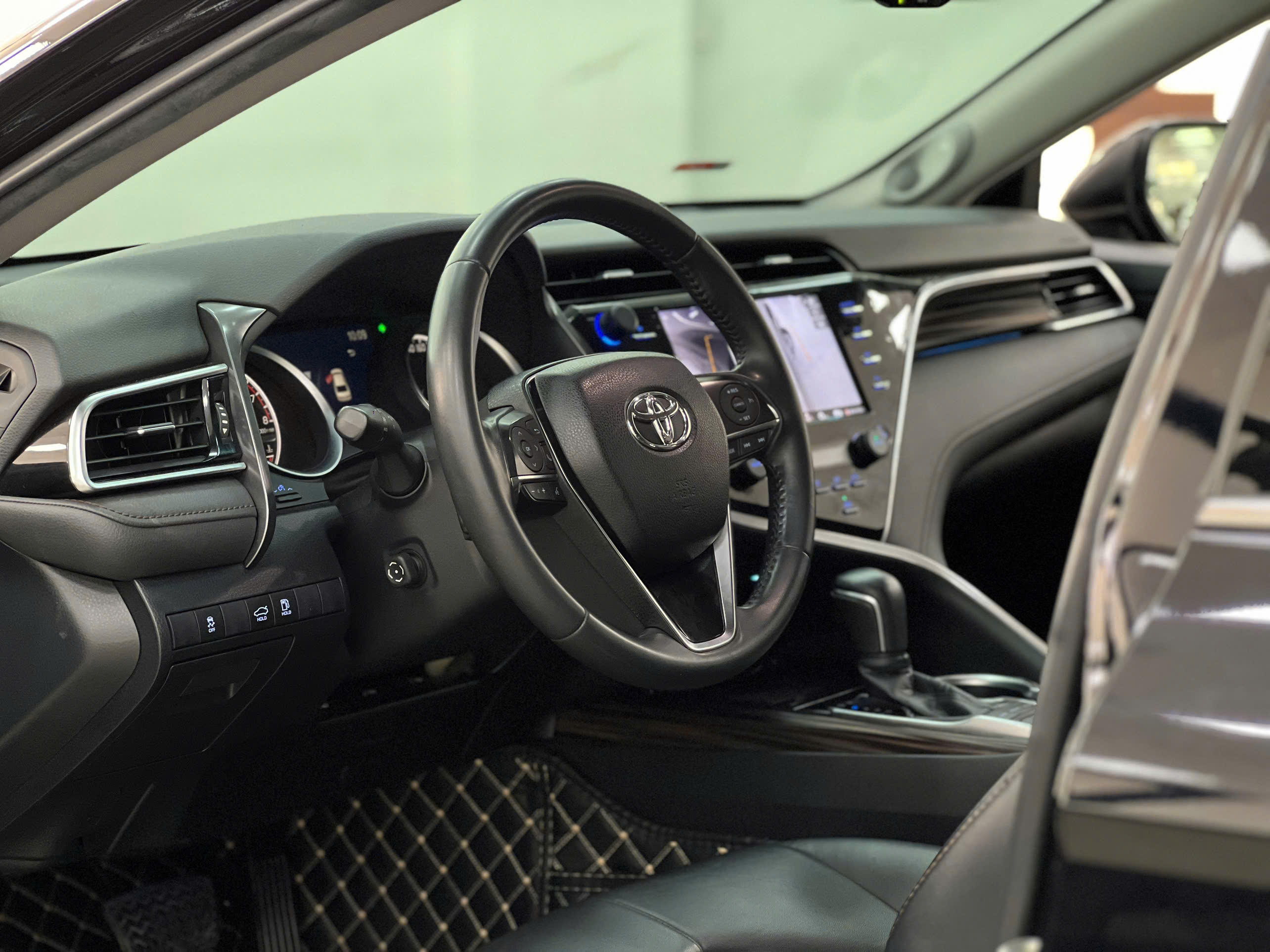 Cần bán xe Toyota Camry 2.5Q sản xuất 2021, màu đen, nhập khẩu nguyên chiếc, giá tốt