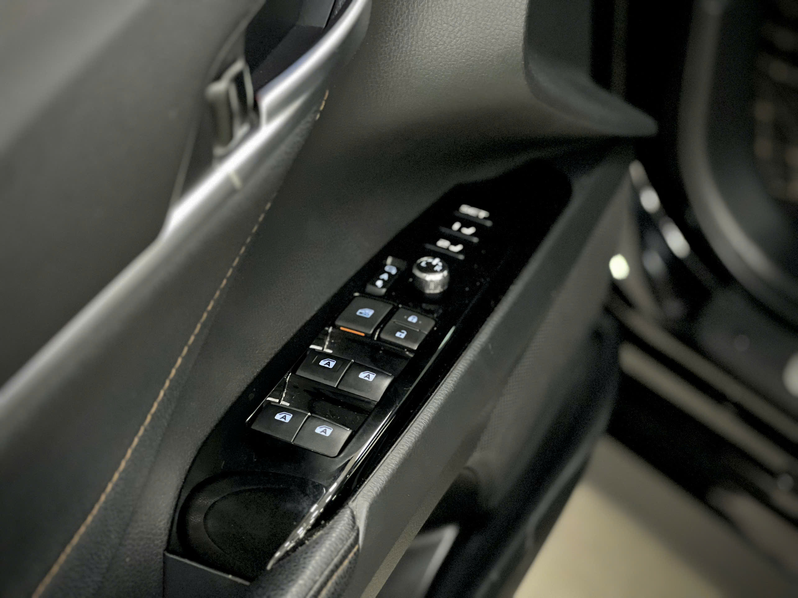 Cần bán xe Toyota Camry 2.5Q sản xuất 2021, màu đen, nhập khẩu nguyên chiếc, giá tốt