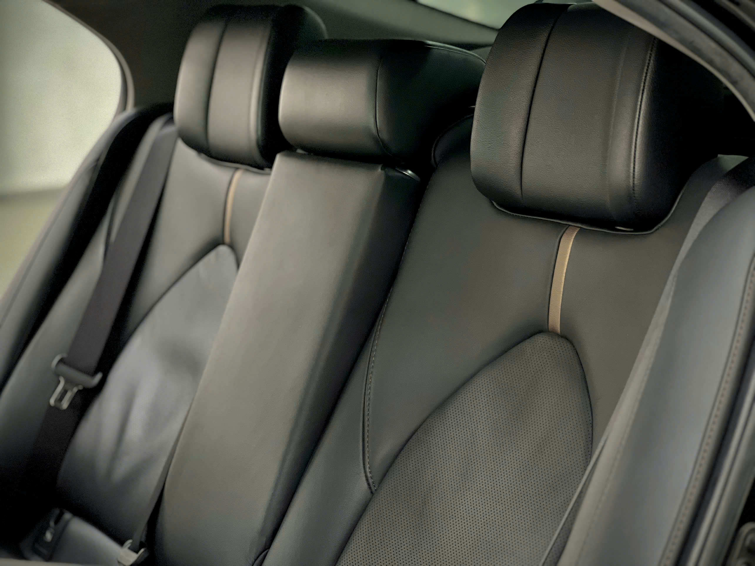Cần bán xe Toyota Camry 2.5Q sản xuất 2021, màu đen, nhập khẩu nguyên chiếc, giá tốt