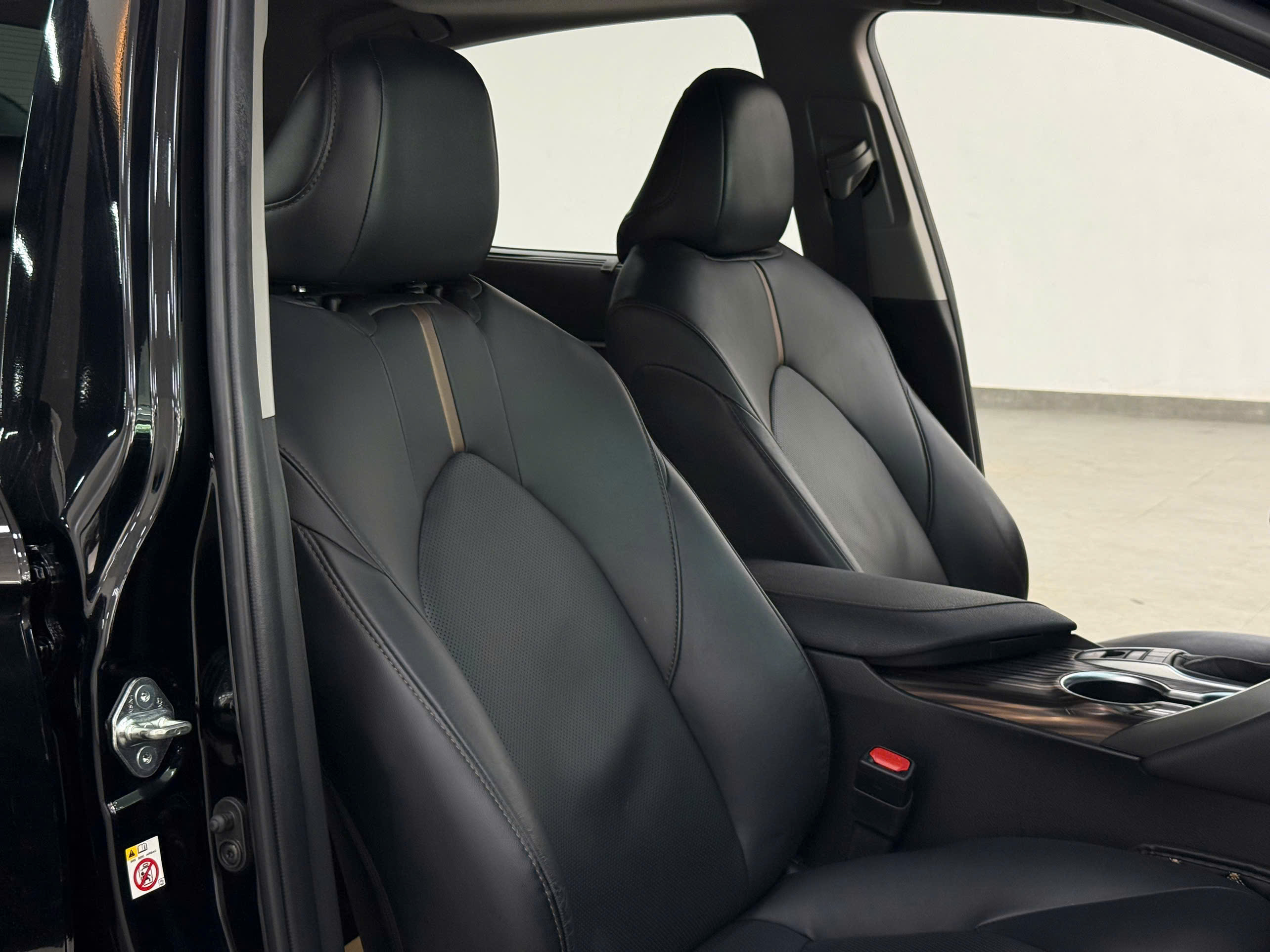 Cần bán xe Toyota Camry 2.5Q sản xuất 2021, màu đen, nhập khẩu nguyên chiếc, giá tốt