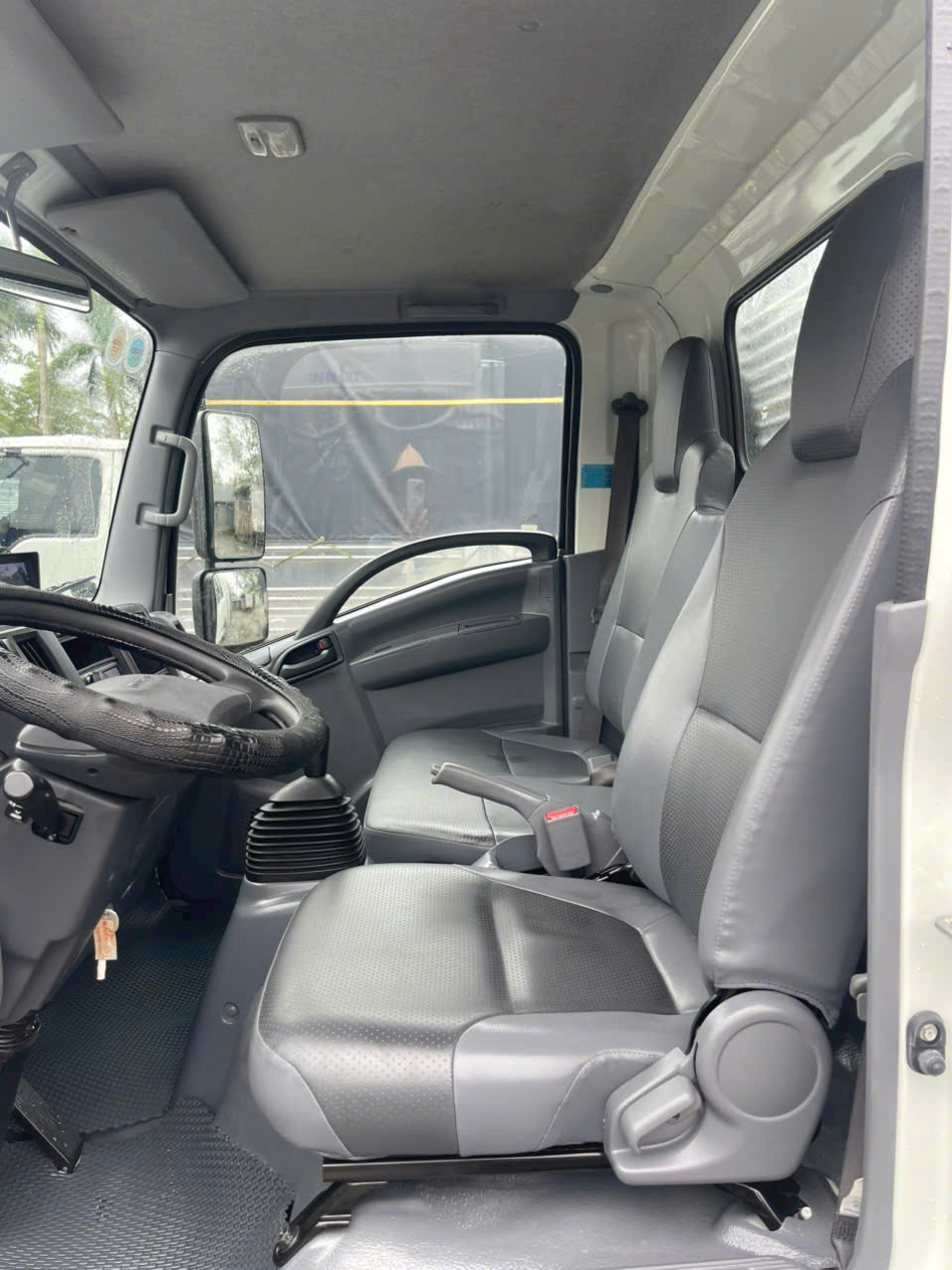 BÁN XE TẢI ISUZU QKR 270 THÙNG KÍN – ĐỜI 2023