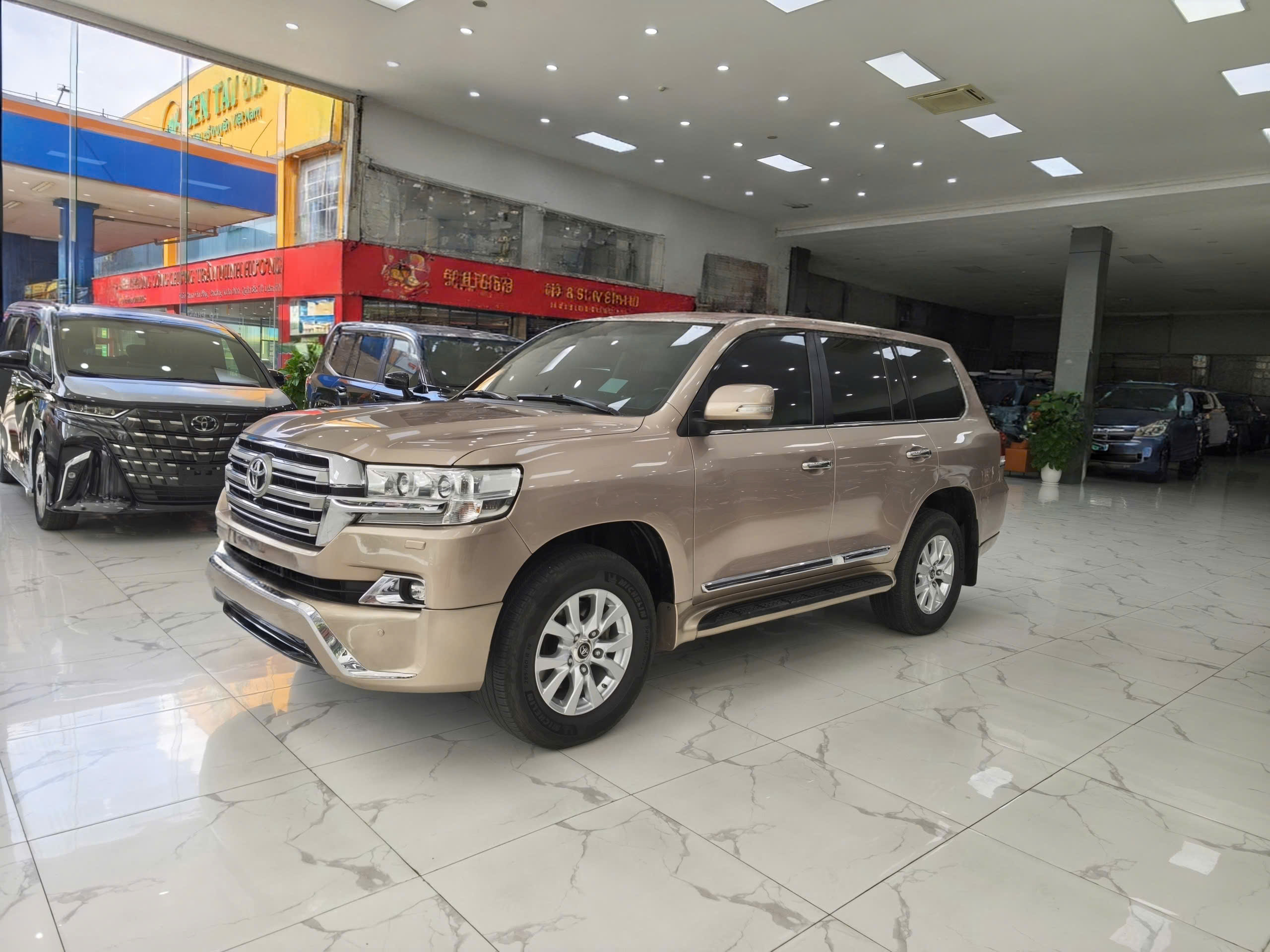 Bán ô tô Toyota Land Cruiser LC200 sản xuất năm 2016, màu vàng, xe nhập