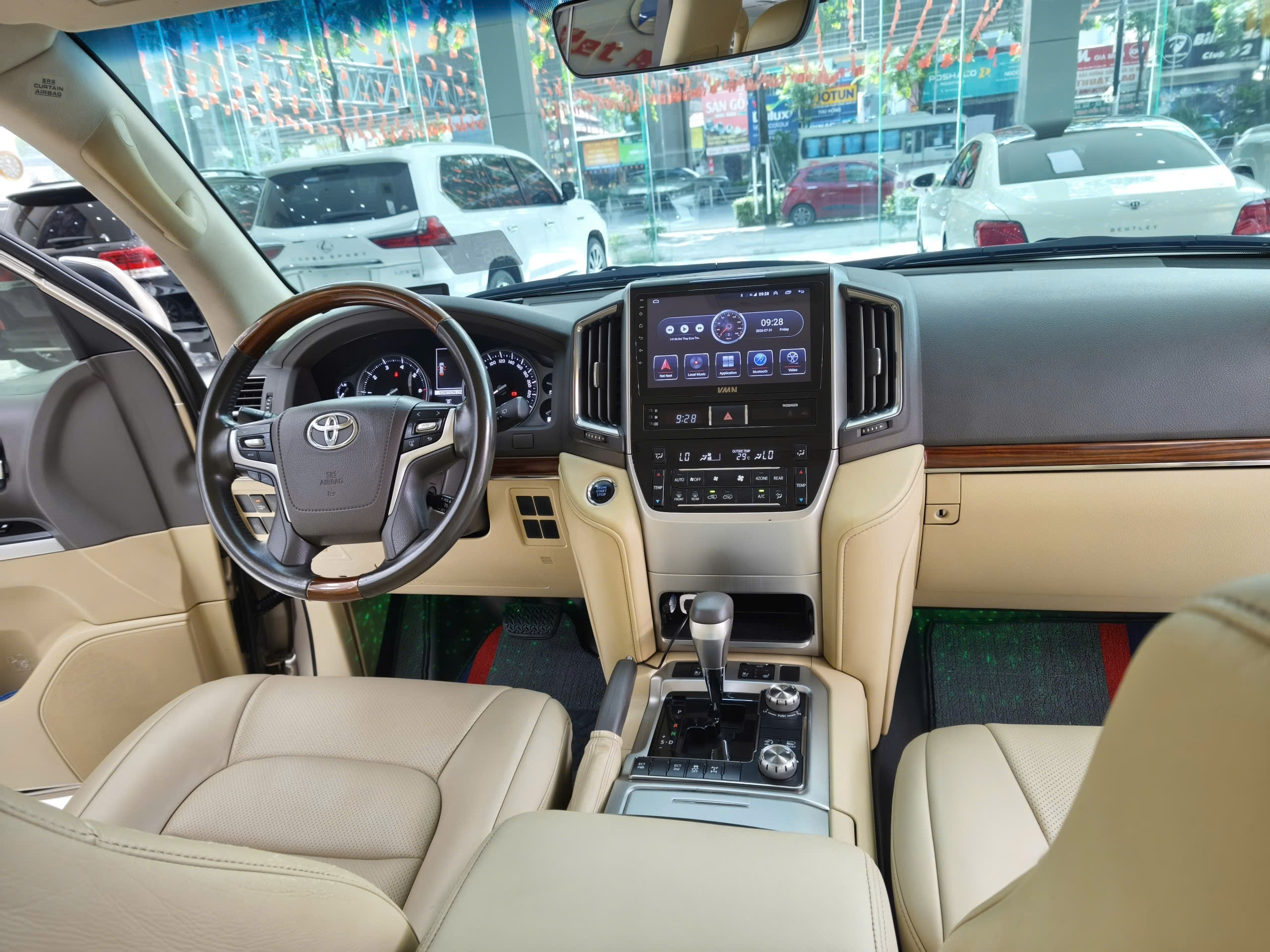 Bán ô tô Toyota Land Cruiser LC200 sản xuất năm 2016, màu vàng, xe nhập