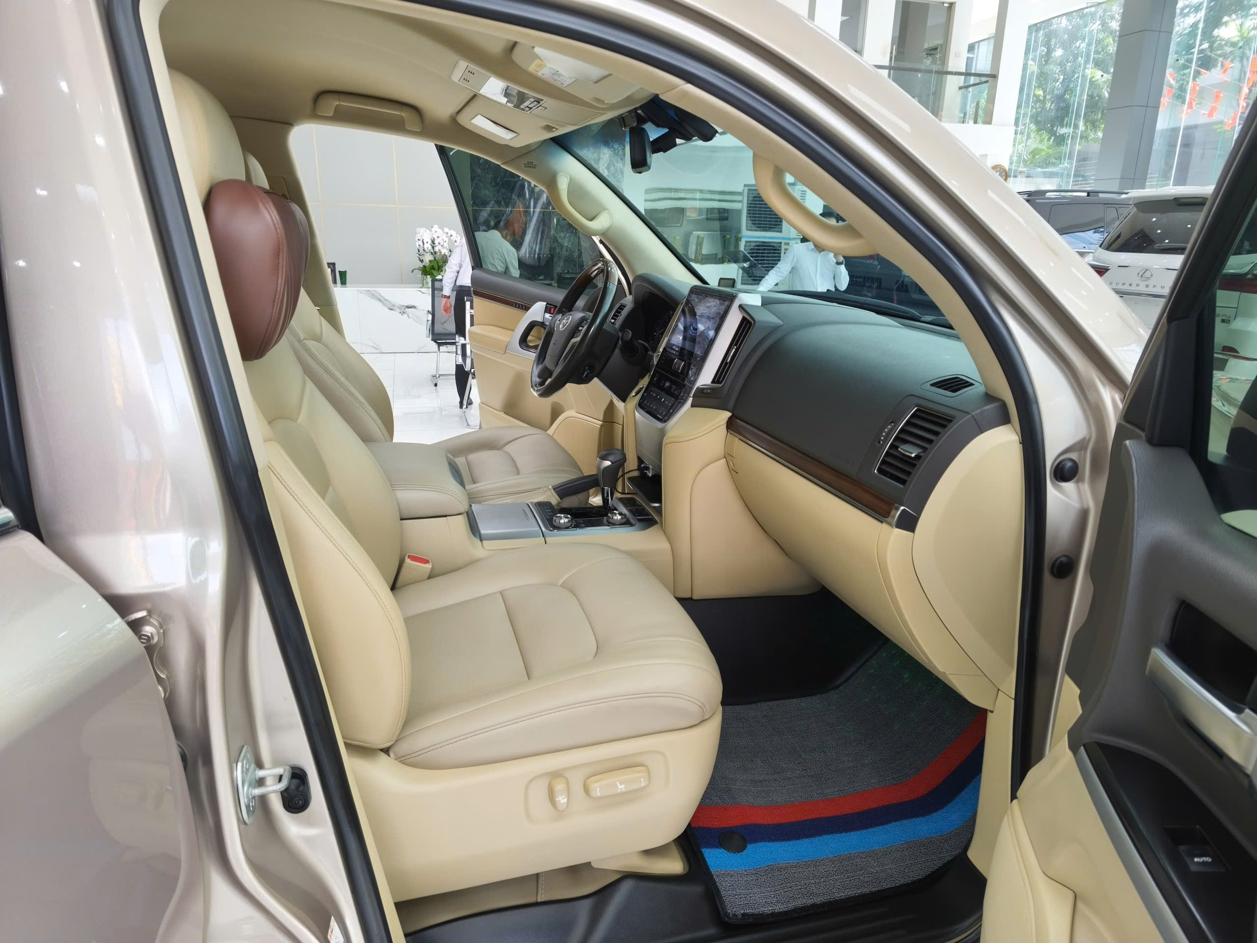 Bán ô tô Toyota Land Cruiser LC200 sản xuất năm 2016, màu vàng, xe nhập
