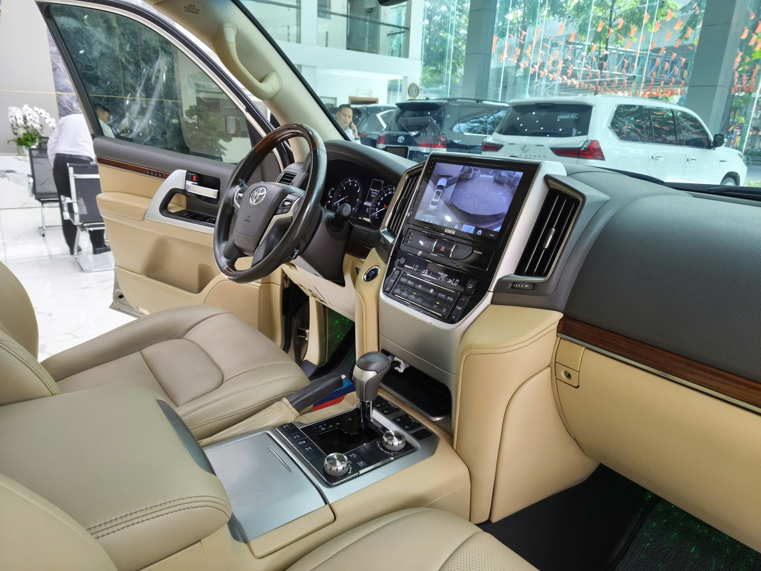 Bán ô tô Toyota Land Cruiser LC200 sản xuất năm 2016, màu vàng, xe nhập