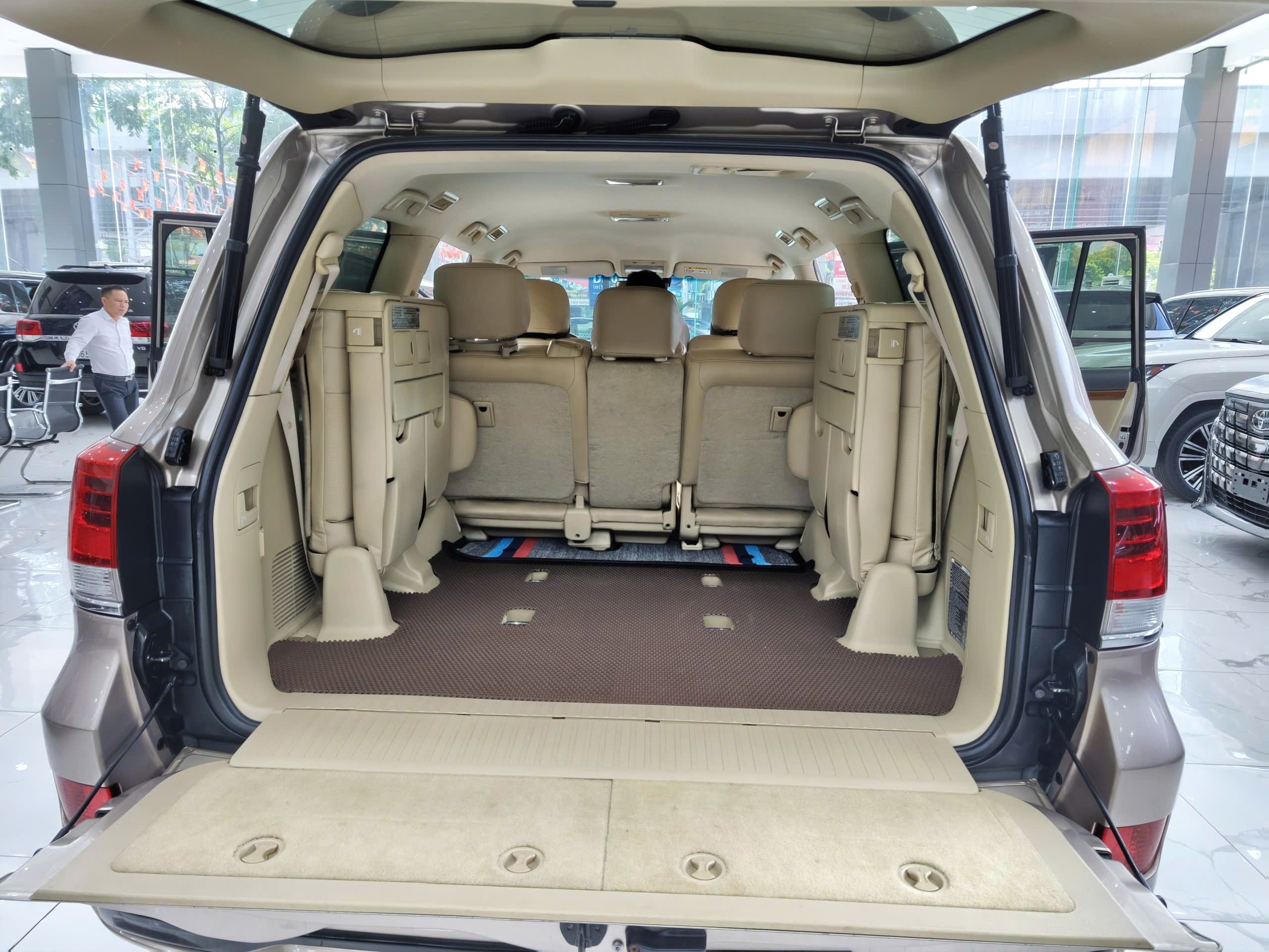 Bán ô tô Toyota Land Cruiser LC200 sản xuất năm 2016, màu vàng, xe nhập