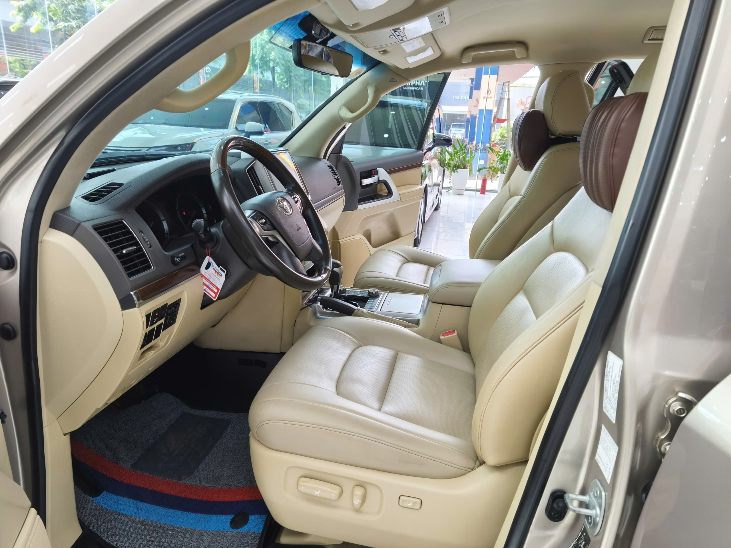 Bán ô tô Toyota Land Cruiser LC200 sản xuất năm 2016, màu vàng, xe nhập