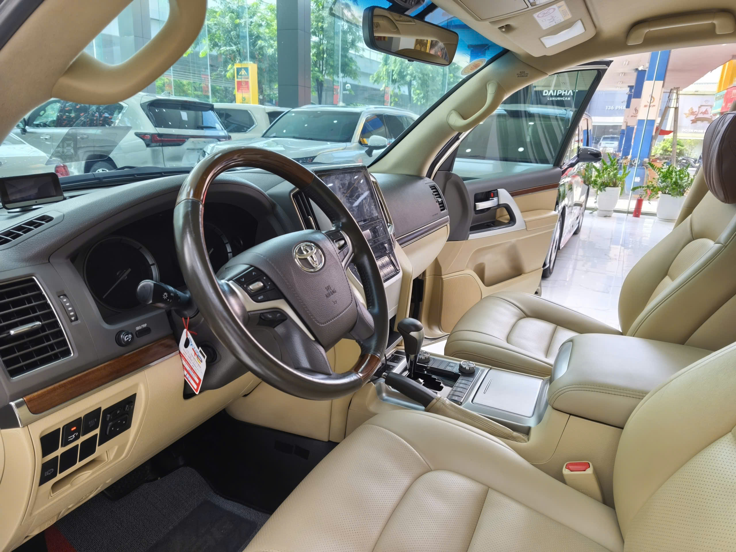 Bán ô tô Toyota Land Cruiser LC200 sản xuất năm 2016, màu vàng, xe nhập