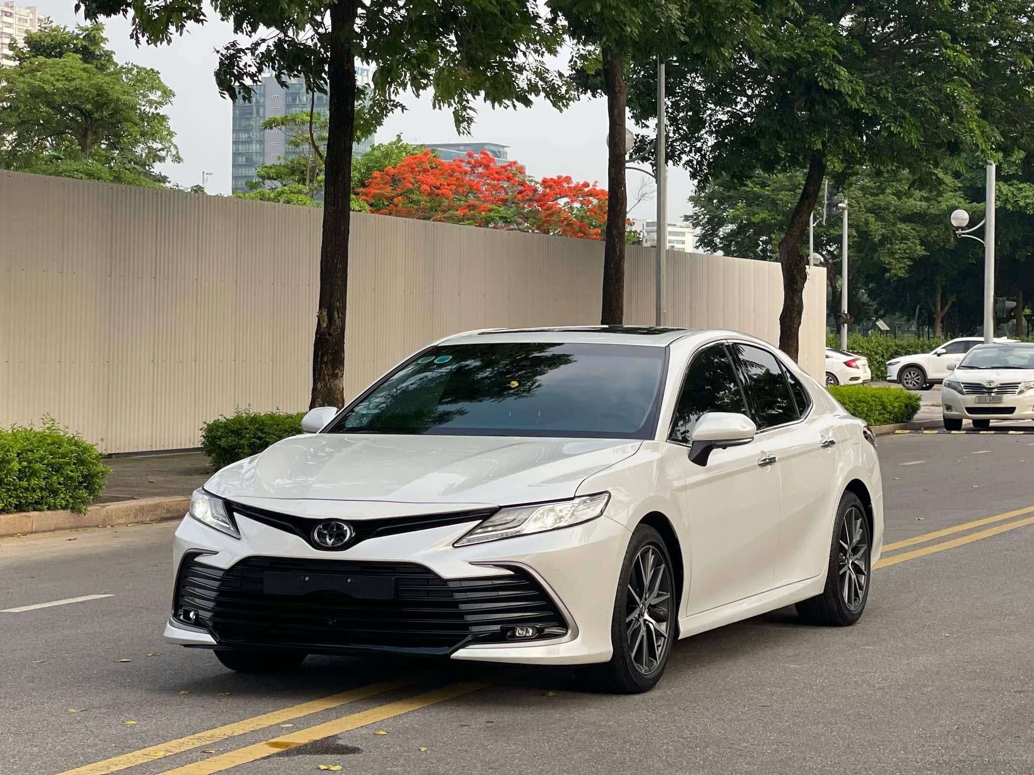Bán Toyota Camry 2.0Q năm sản xuất 2023, màu trắng, nhập khẩu nguyên chiếc