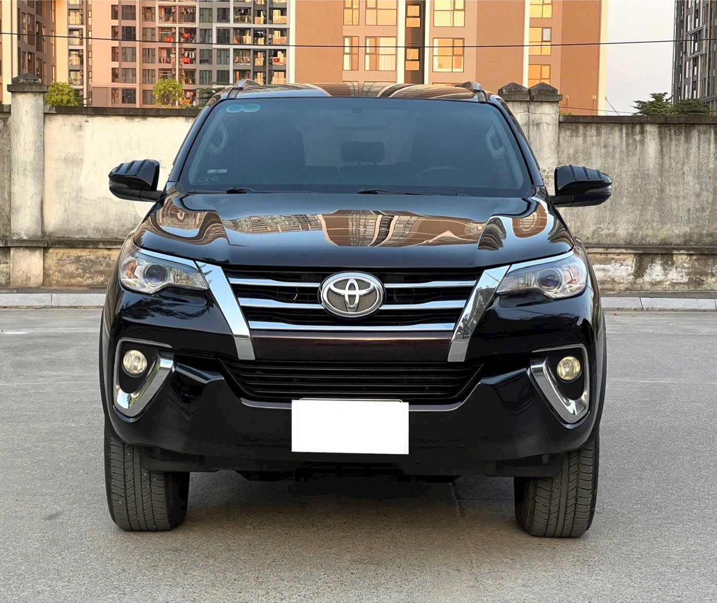 Cần bán Toyota Fortuner 2.4L 4x2 AT năm sản xuất 2020, màu đen