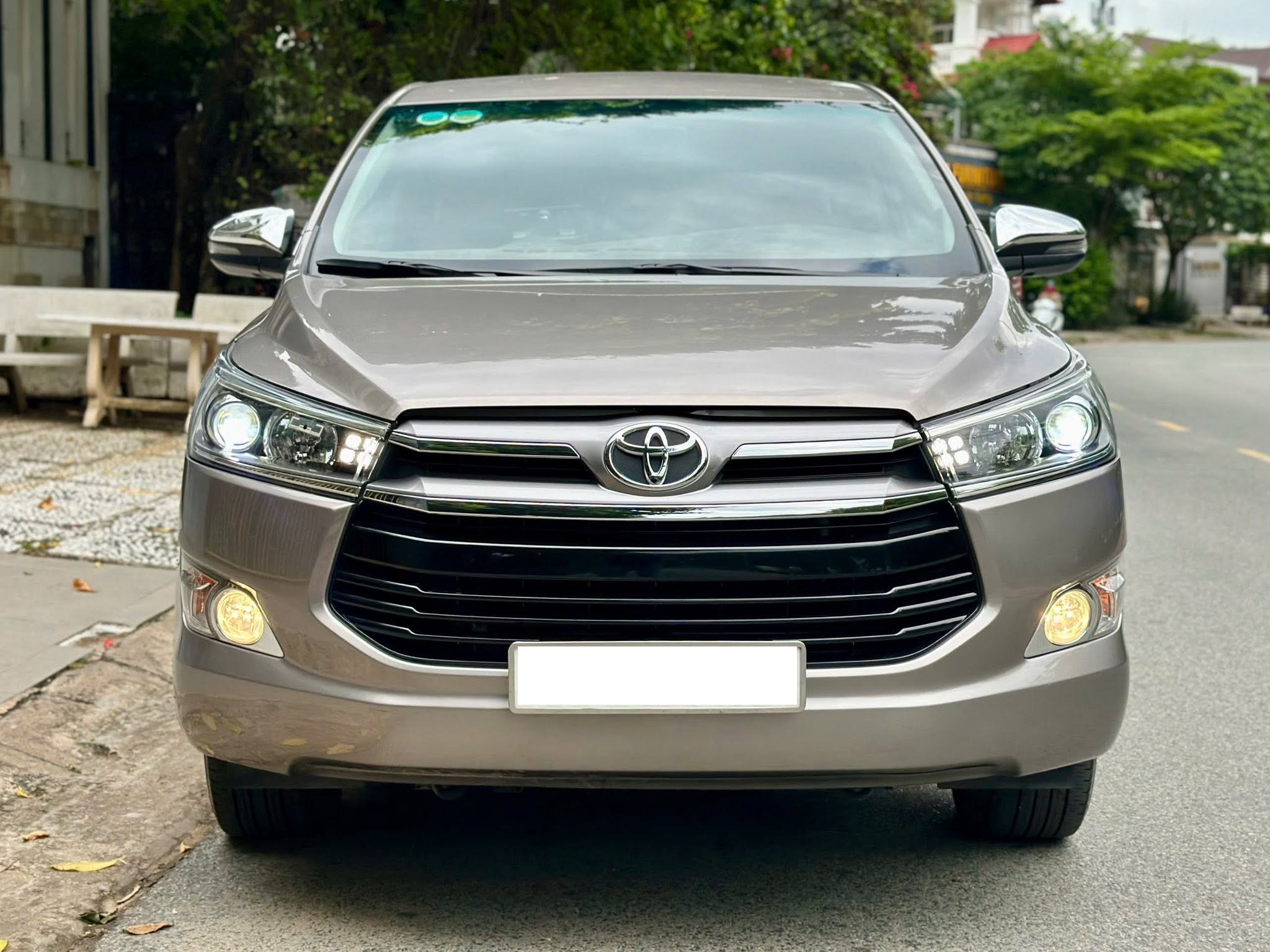 Cần bán Toyota Innova 2.0V năm 2019, màu đồng