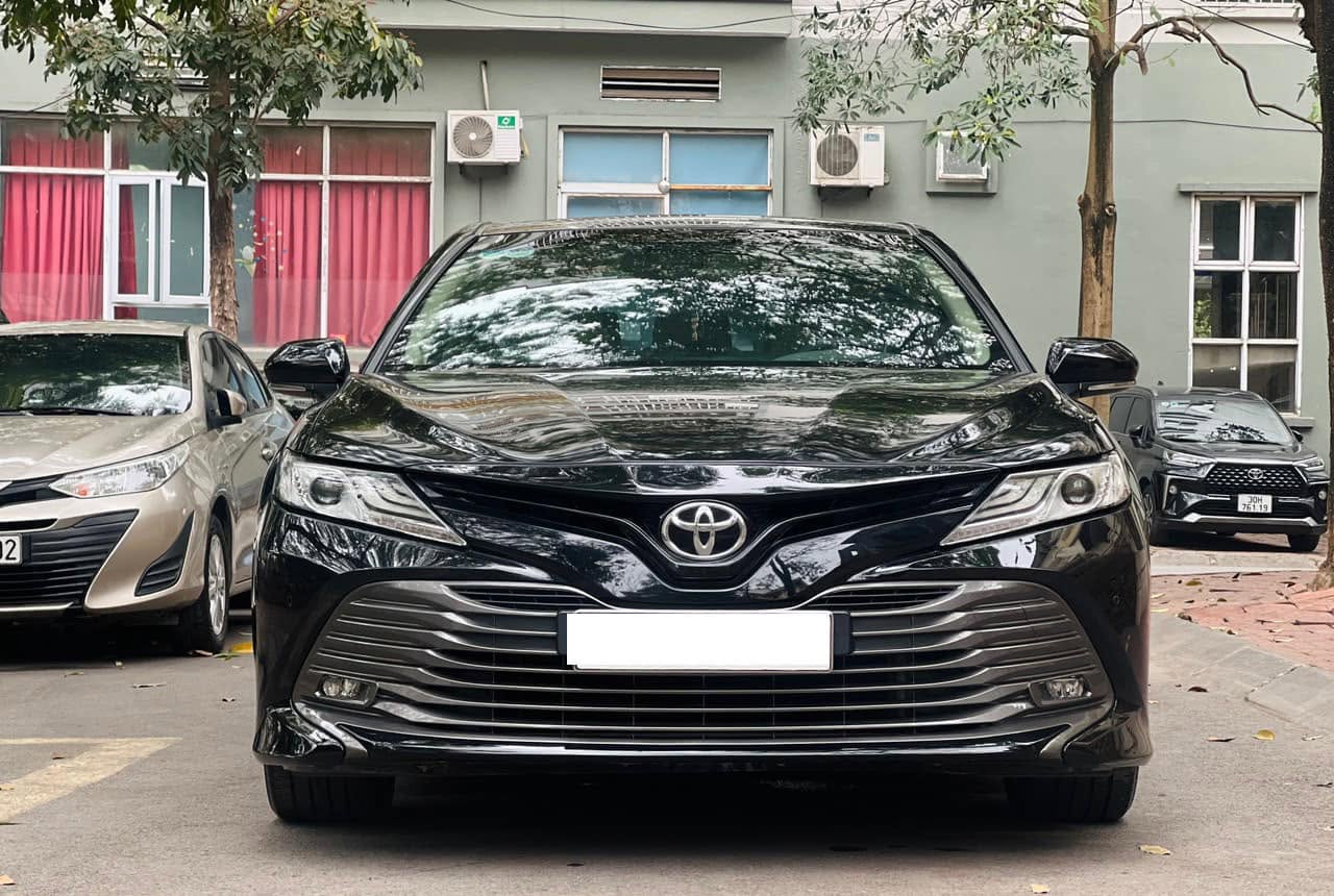 Cần bán Toyota Camry 2.5Q sản xuất 2020, màu đen, xe nhập giá cạnh tranh