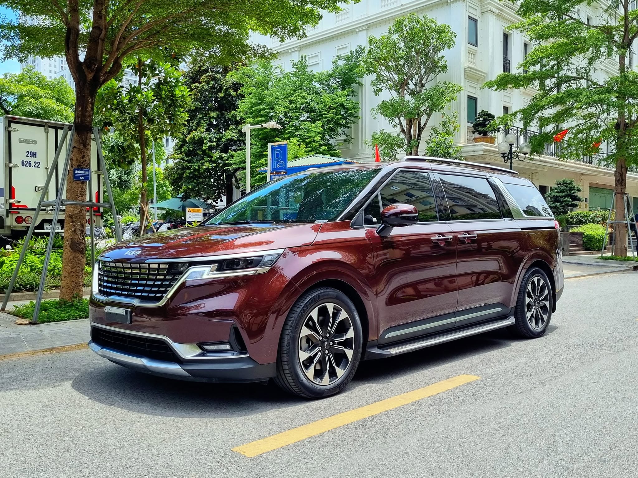 Cần bán Kia Carnival Premium 2.2D 8S năm sản xuất 2023, màu đỏ, giá chỉ 999 triệu