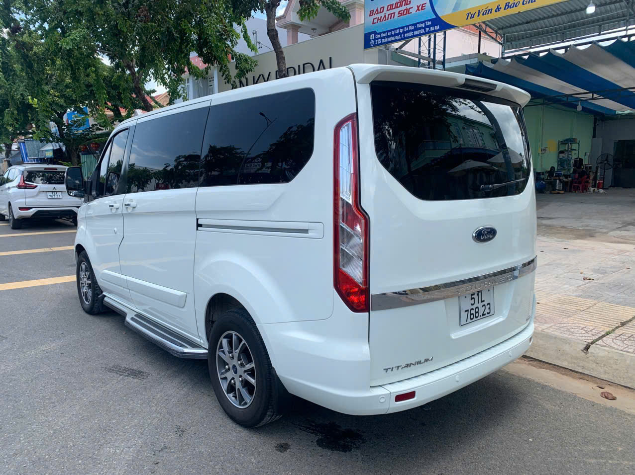 Ford Tourneo Titanium At 2020 – Mpv 7 Chỗ Cao Cấp, Rộng Rãi, Tiện Nghi
