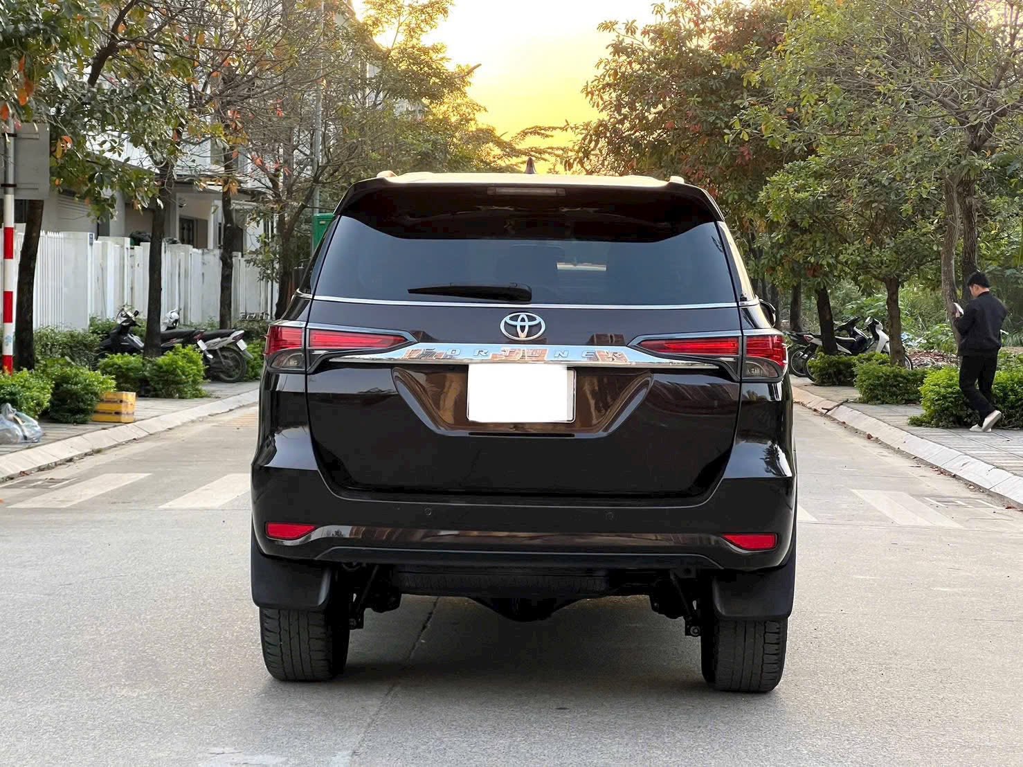 Cần bán Toyota Fortuner 2.4L 4x2 AT năm sản xuất 2020, màu đen