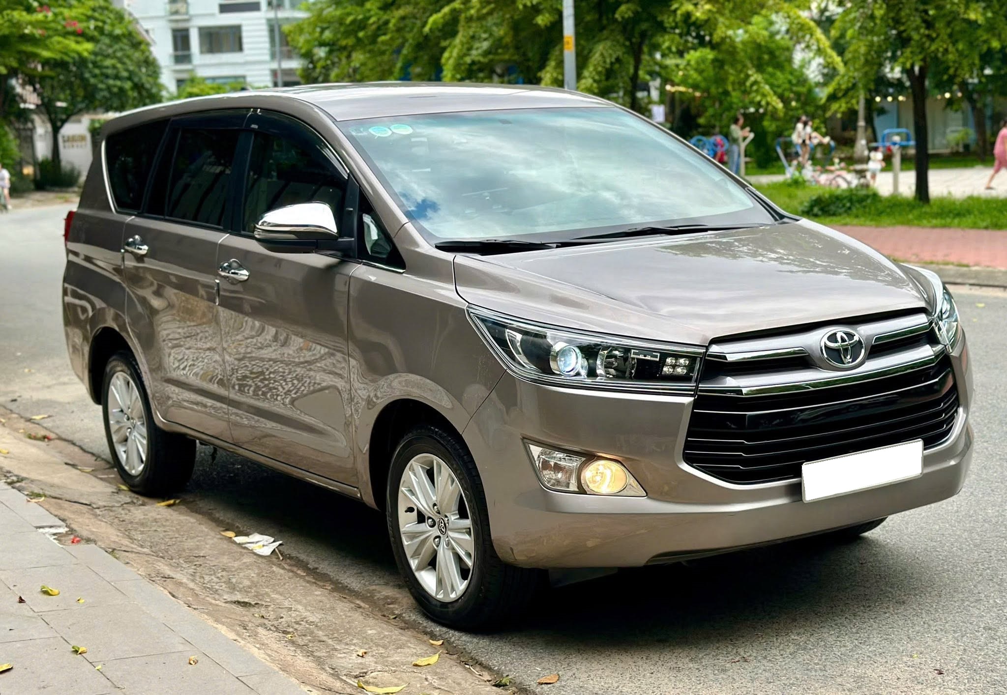 Cần bán Toyota Innova 2.0V năm 2019, màu đồng